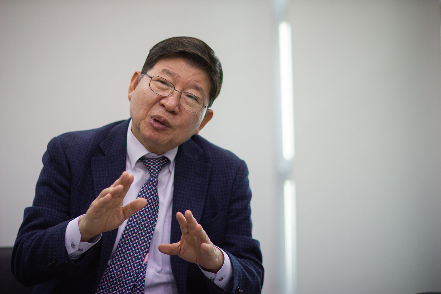 정갑영 유니세프한국위원회 회장이 서울 마포구 창전동 유니세프 사무실에서 기자와 인터뷰하고 있다. 김수연 기자 xunnio410@donga.com
