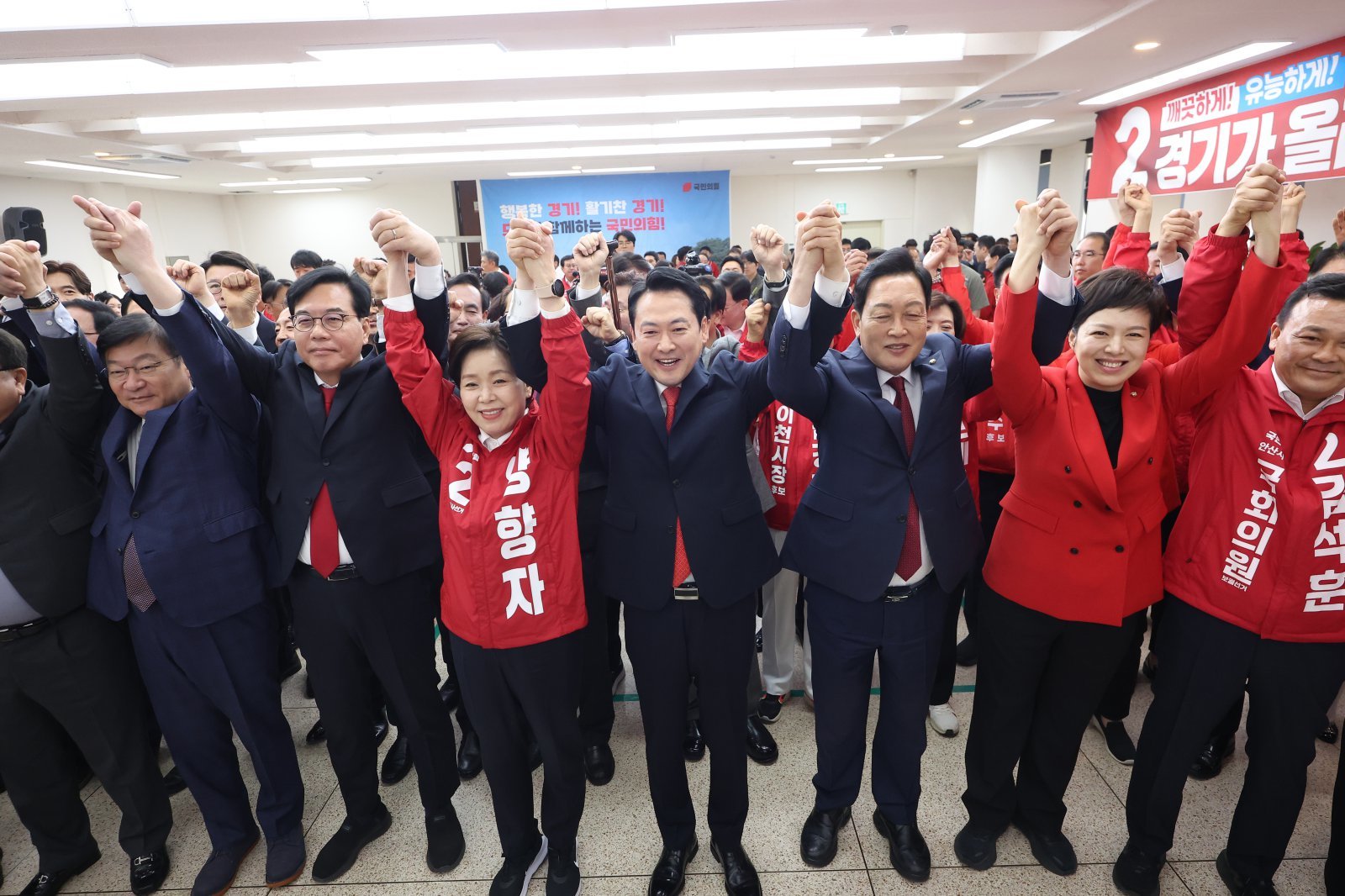 장동혁 국민의힘 대표가 6일 경기 수원 경기도당에서 열린 경기도당 필승결의대회에서 참석자들과 포즈를 취하고 있다. (공동취재) 2026.5.6 뉴스1