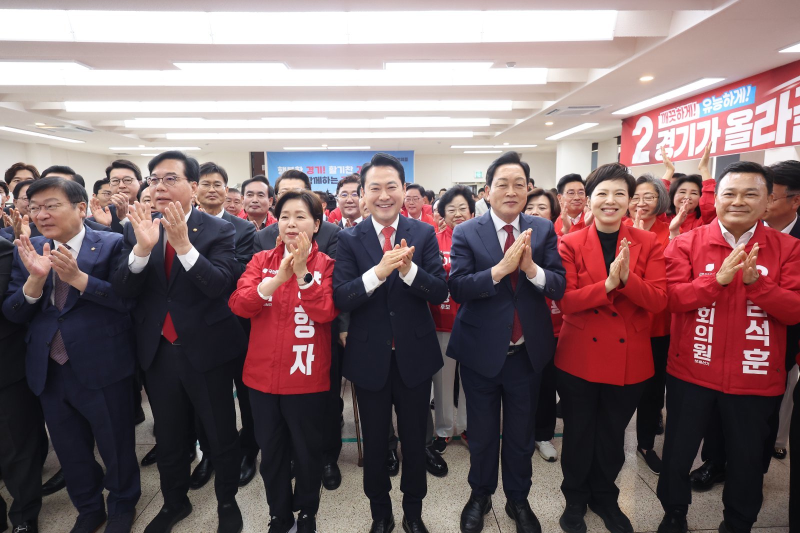 장동혁 국민의힘 대표가 6일 경기 수원 경기도당에서 열린 경기도당 필승결의대회에서 참석자들과 박수를 치고 있다. (공동취재) 2026.5.6 뉴스1