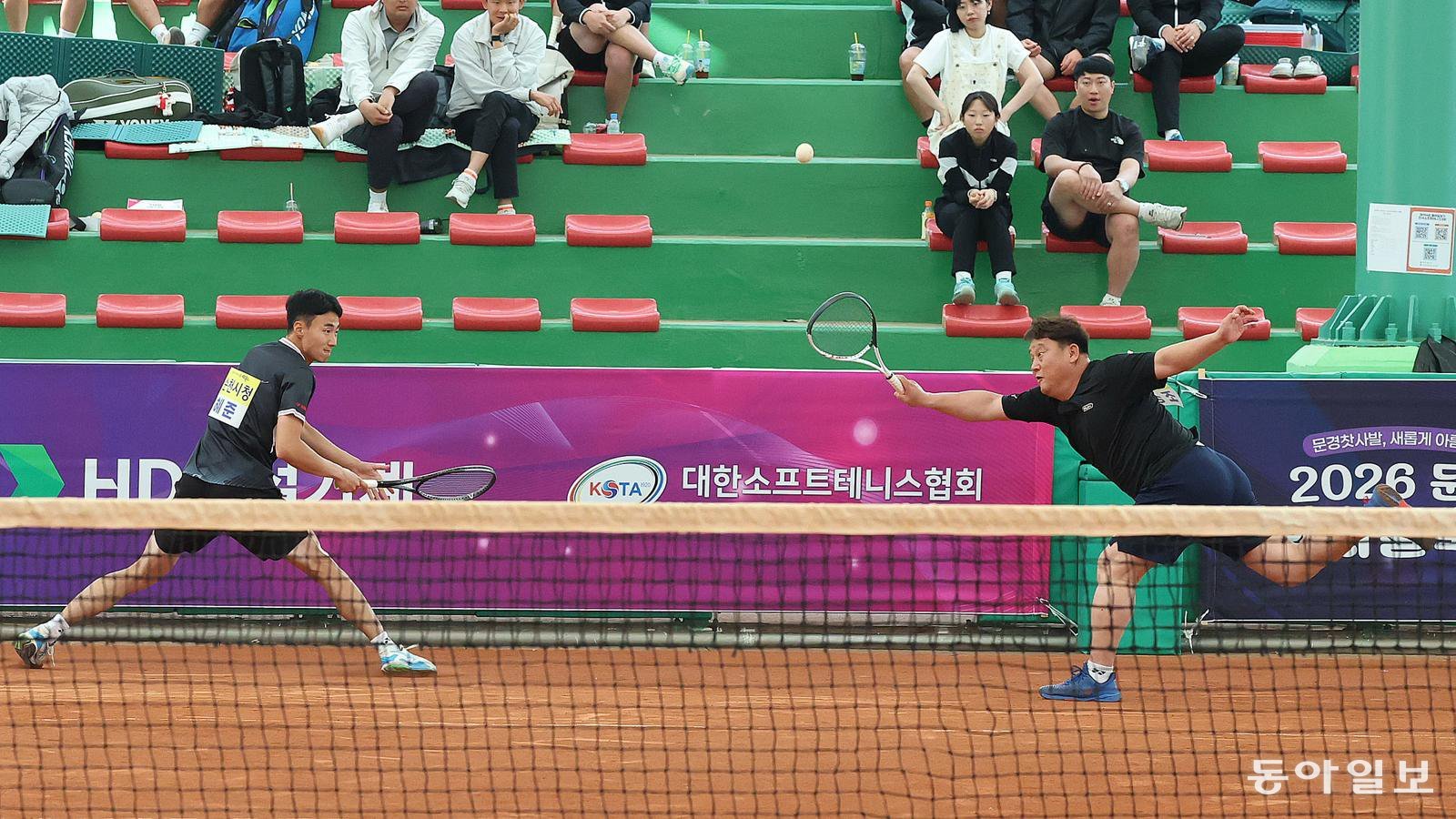 6일 경북 문경국제소프트테니스장에서 열린 남자 일반부 단체전에서 순천시청이 서울시청을 꺾고 우승을 차지했다. 순천시청 조성제 감독, 강혜준 선수가 공을 받고 있다. 문경=김재명 기자 base@donga.com