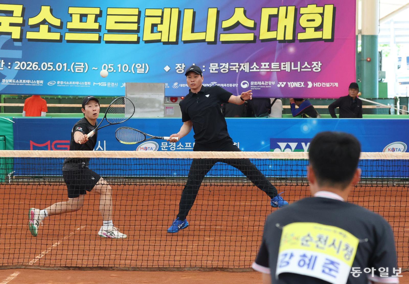 6일 경북 문경국제소프트테니스장에서 열린 남자 일반부 단체전에서 순천시청이 서울시청을 꺾고 우승을 차지했다.  서울시청 김태정 감독, 함준희 선수가 공을 받고 있다. 문경=김재명 기자 base@donga.com
