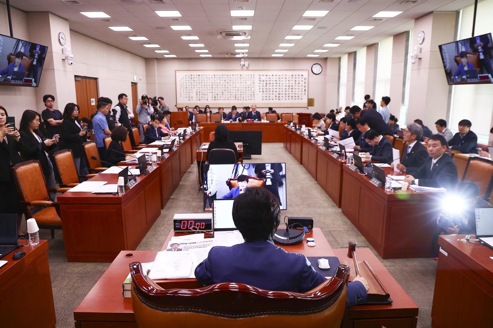 서영교 국회 법제사법위원회 위원장이 6일 오전 서울 여의도 국회에서 열린 법제사법위원회 전체회의에서 의사봉을 두드리고 있다. 2026.05.06. 뉴시스
