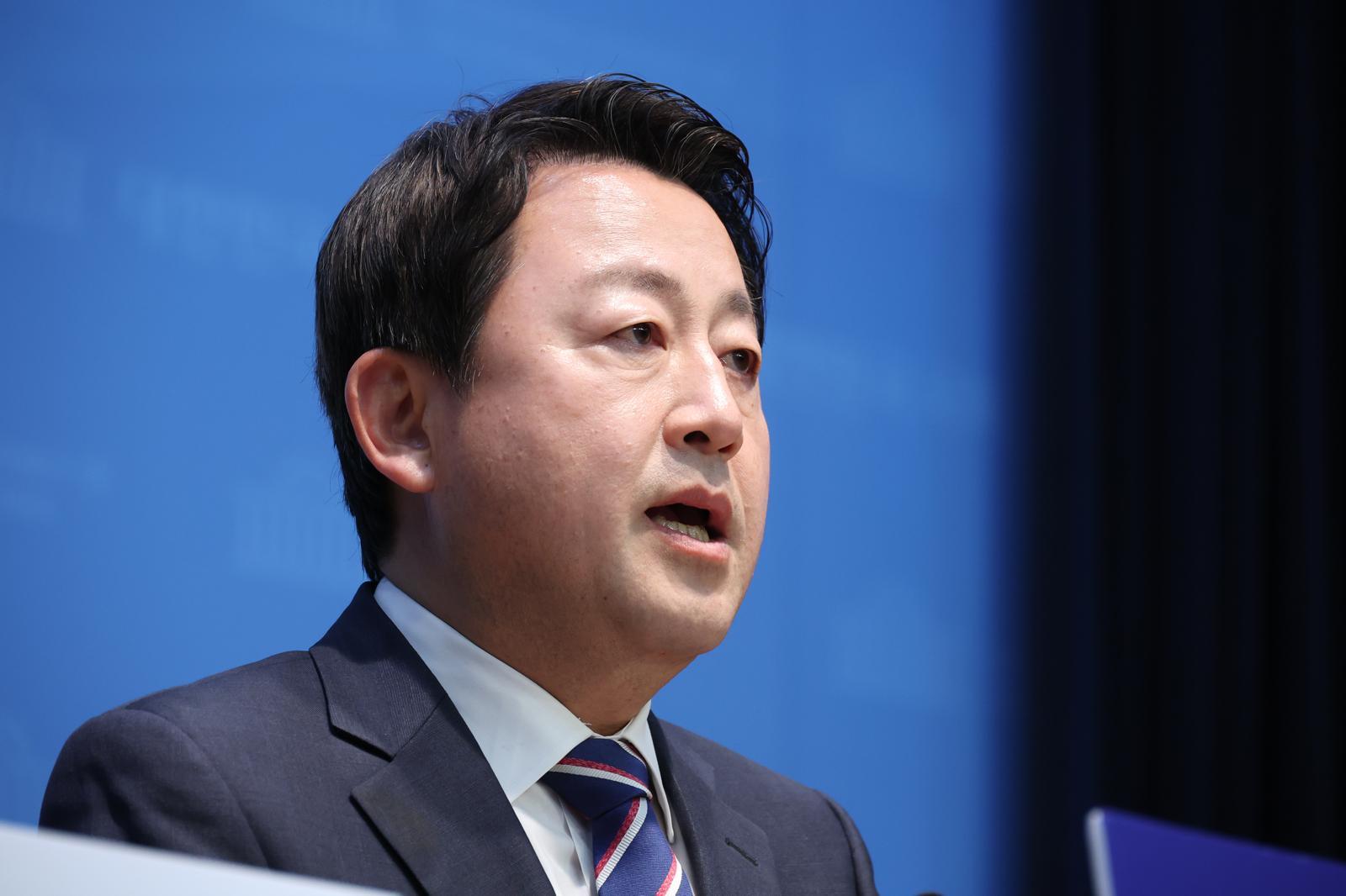 김용남 더불어민주당 평택시을 후보가 6일 오후 서울 여의도 국회 소통관에서 열린 ‘새로운 평택시을 3대비전’ 공약 발표 기자회견에서 발언을 하고 있다. 뉴시스