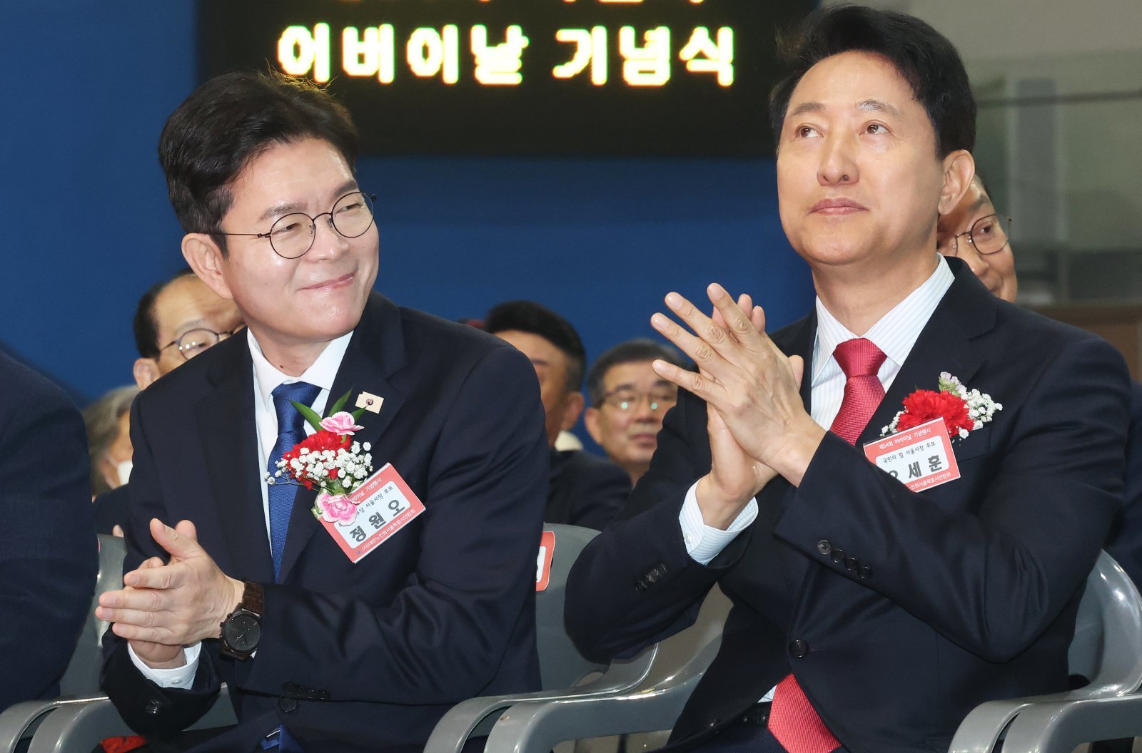 정원오 더불어민주당 서울시장 후보와 오세훈 국민의힘 서울시장 후보가 6일 서울 중구 장충체육관에서 열린 대한노인회 서울시연합회 제54회 어버이날 기념행사에서 나란히 손뼉을 치고 있다. 2026.5.6 뉴스1