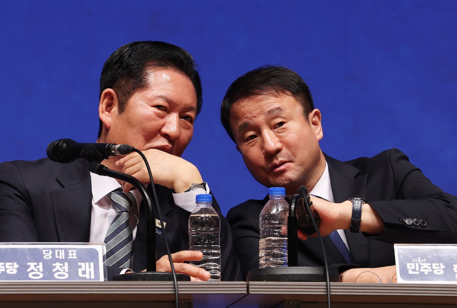 정청래 더불어민주당 대표와 한병도 더불어민주당 원내대표가 6일 경기도 수원시 경기아트센터에서 열린 더불어민주당 현장최고위원회의에서 대화를 하고 있다. (공동취재) 2026.4.6 뉴스1