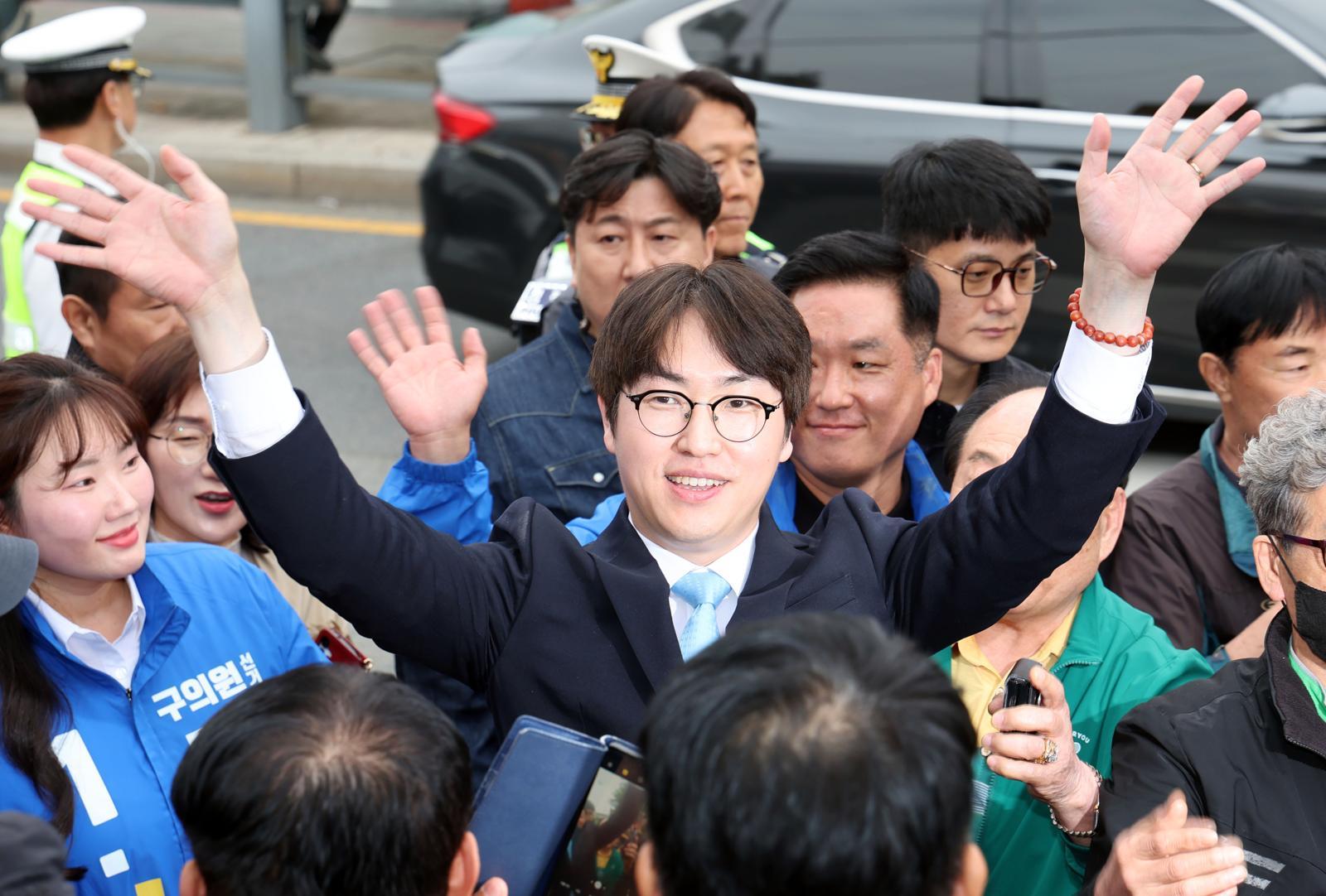 하정우 전 청와대 AI미래기획수석이 29일 부산 북구 구포시장에서 상인과 주민들에게 인사하고 있다.    하 전 수석은 전재수 더불어민주당 부산시장 후보의 지역구인 부산 북갑 보궐선거에 출마할 예정이다. 2026.04.29 [부산=뉴시스]