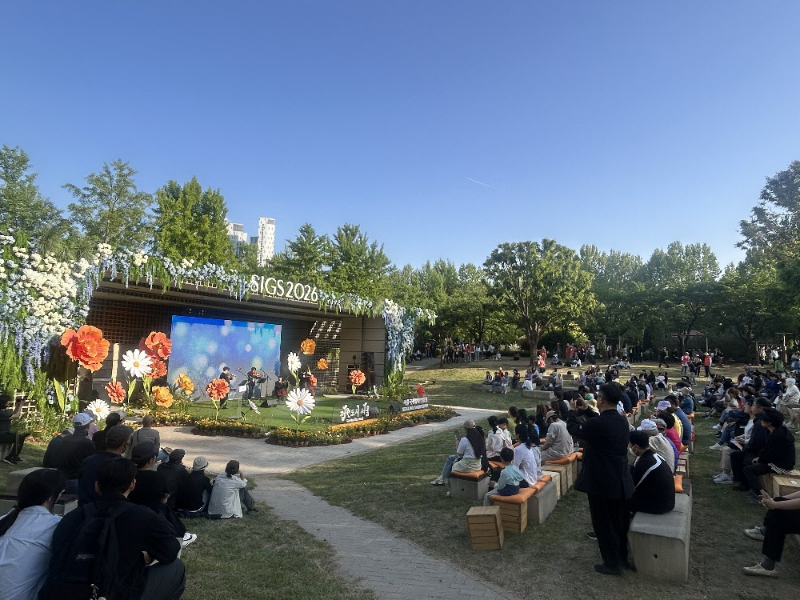 1일 서울 성동구 서울숲 일대에서 열린 ‘2026 서울국제정원박람회’ 개막식에 방문한 시민들이 야외무대에서 열린 연주회를 보고 있다. 서울시 제공