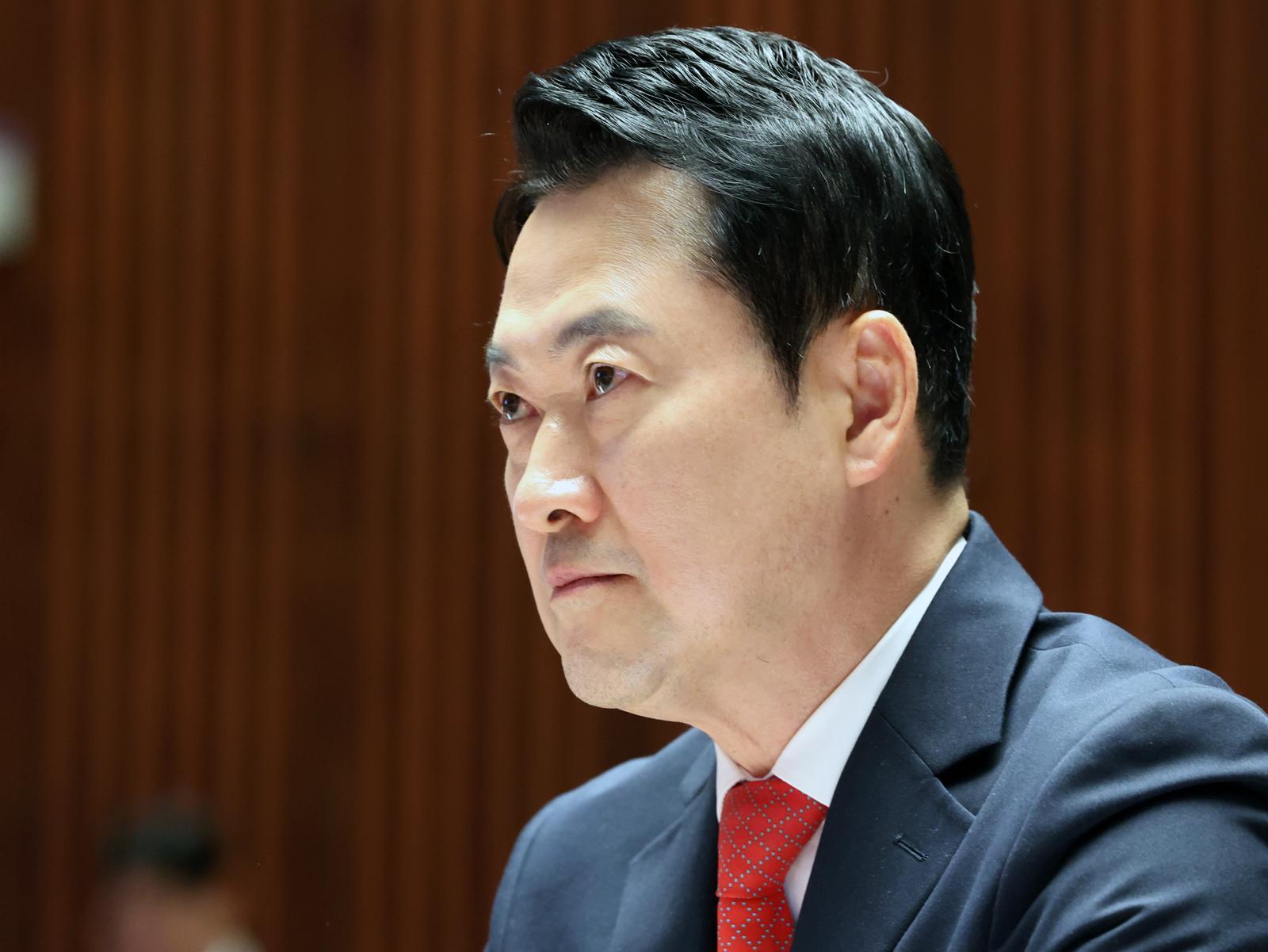 장동혁 국민의힘 대표가 6일 오후 서울 여의도 국회에서 열린 의원총회에서 생각에 잠겨 있다. 뉴스1