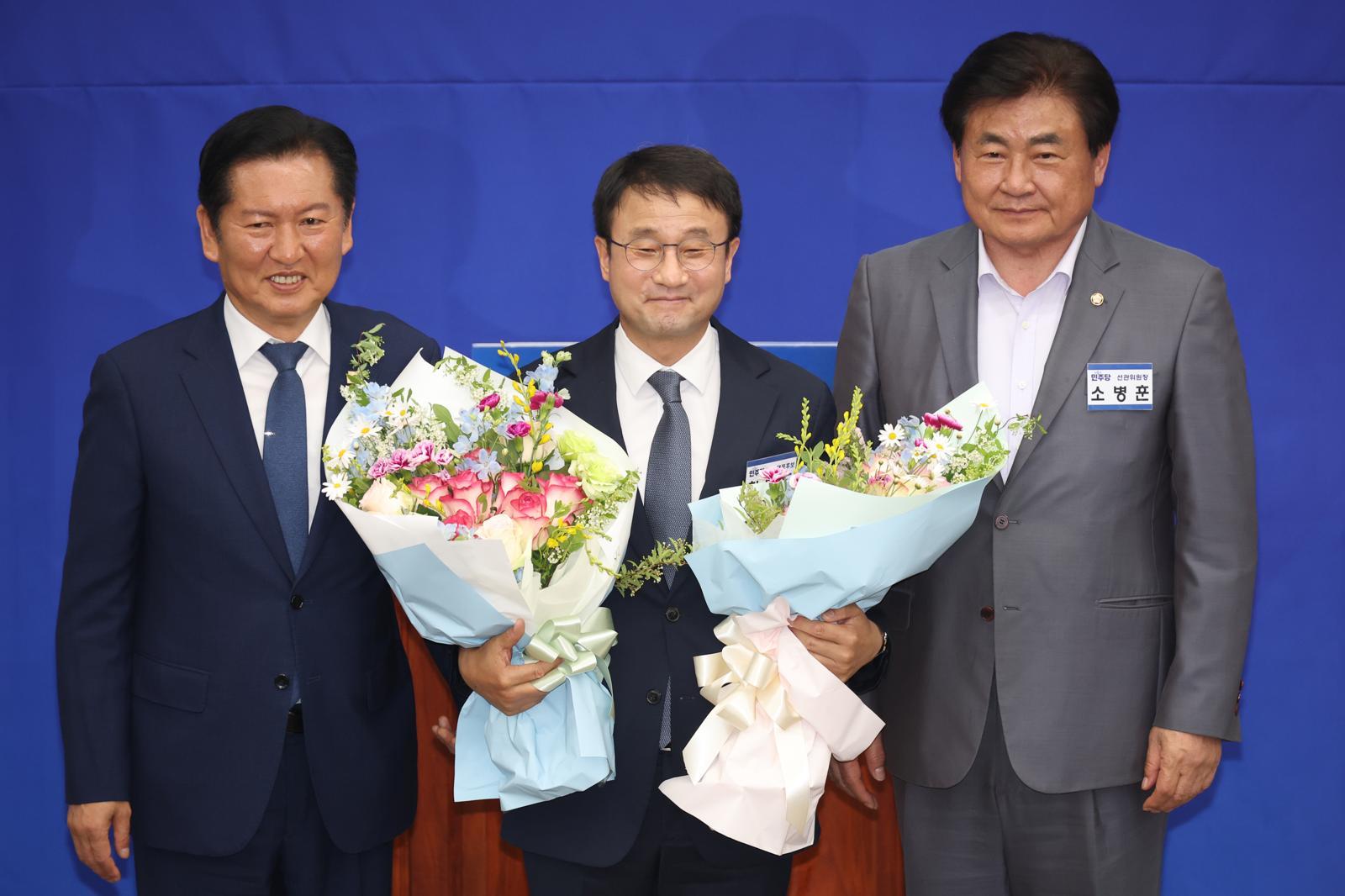 한병도 신임 더불어민주당 원내대표가 6일 서울 여의도 국회에서 열린 제22대 국회 더불어민주당 원내대표 선출을 위한 의원총회에서 원내대표에 선출된 뒤 정청래 대표, 소병훈 선관위원장과 기념촬영하고 있다. 2026.05.06. 뉴시스