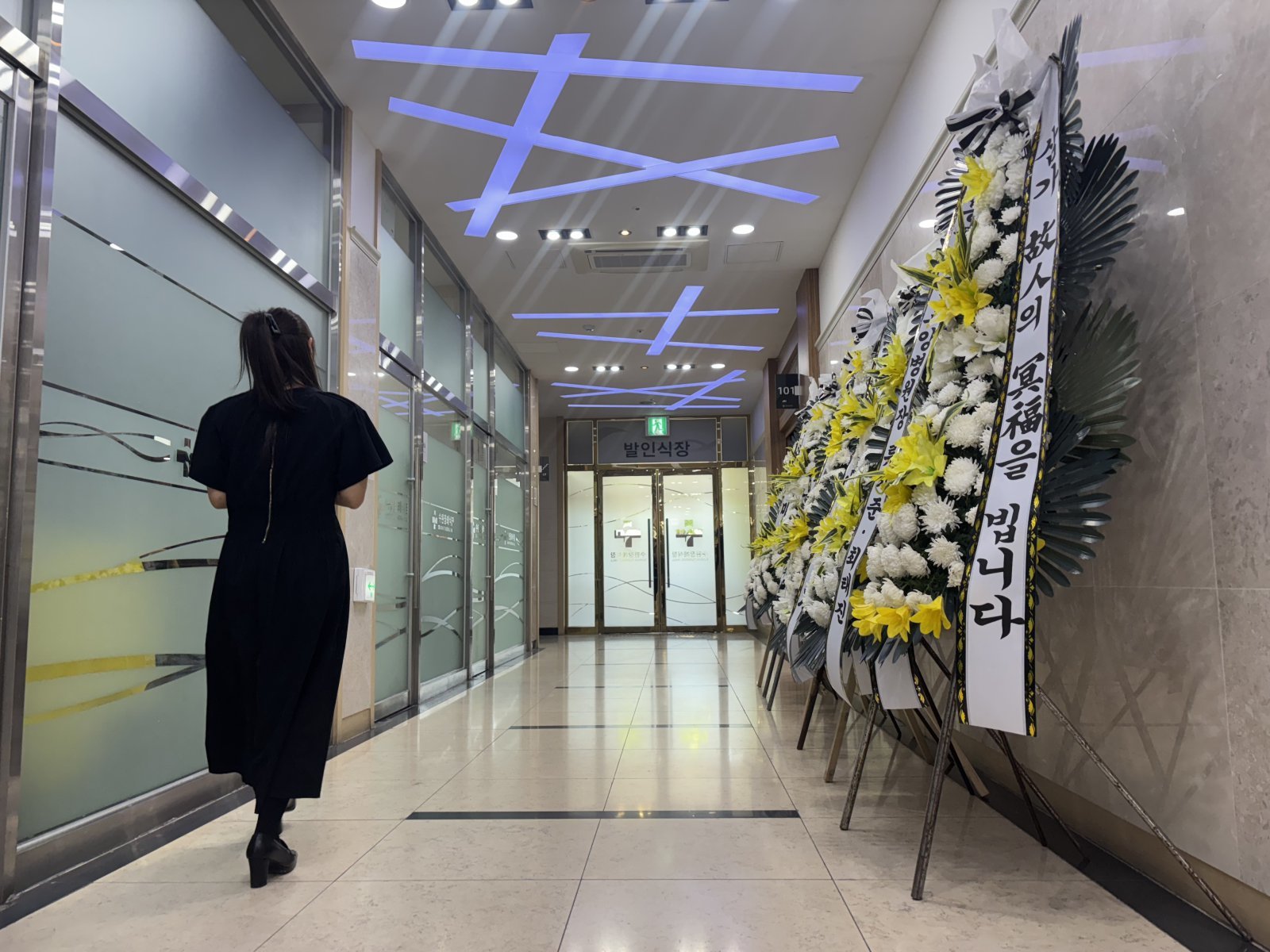 귀갓길 흉기 피습으로 숨진 여고생 A 양의 빈소가 마련된 6일 광주 광산구의 한 장례식장에 유족들이 근조화환 옆을 지나고 있다.