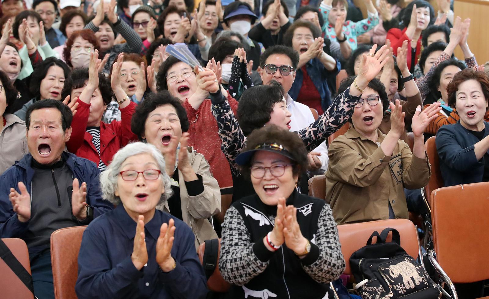 신나는 노래에 손뼉이 저절로 쳐지네