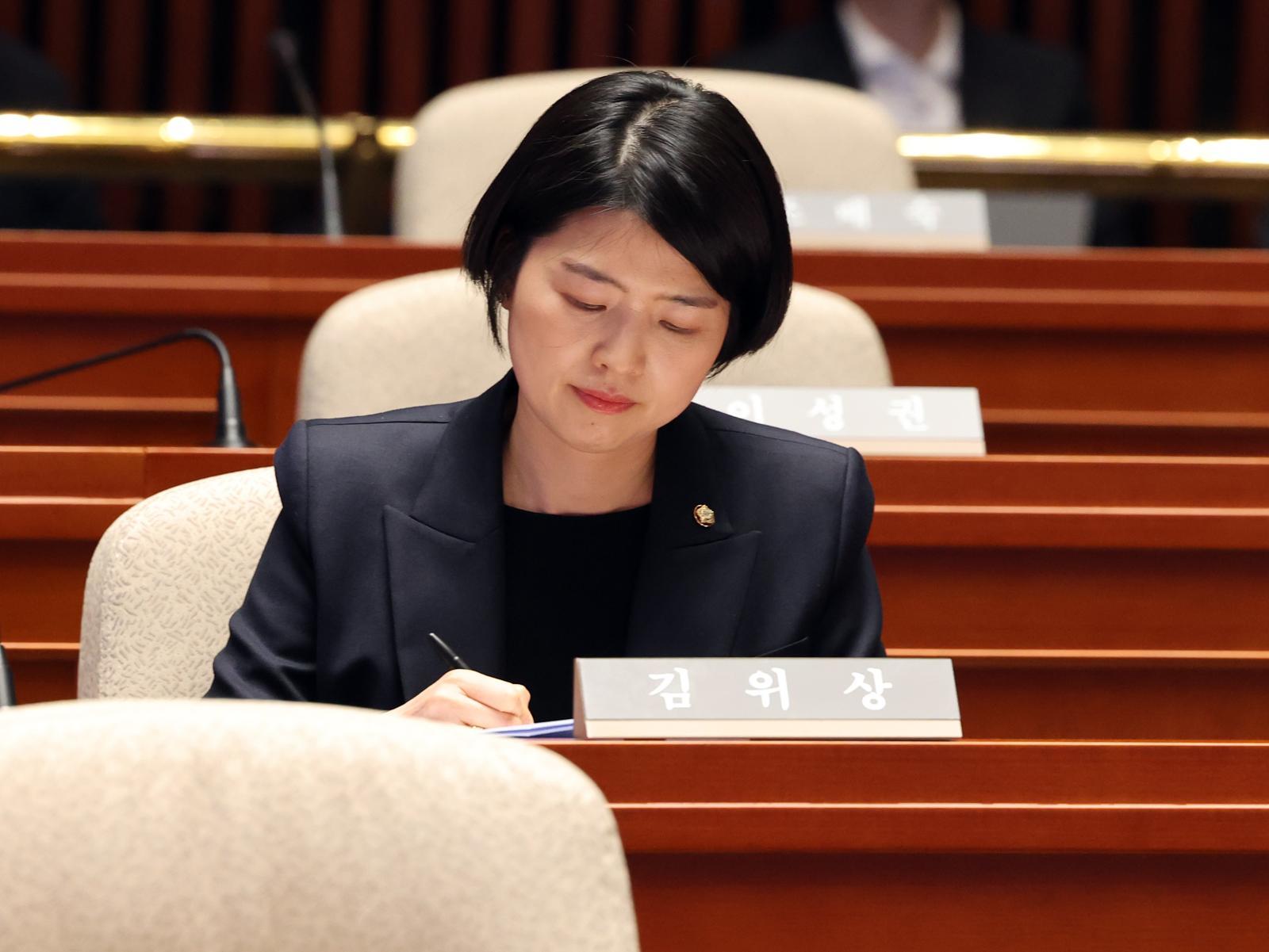 한지아 국민의힘 의원이 6일 오후 서울 여의도 국회에서 열린 의원총회에 자리하고 있다. 뉴스1
