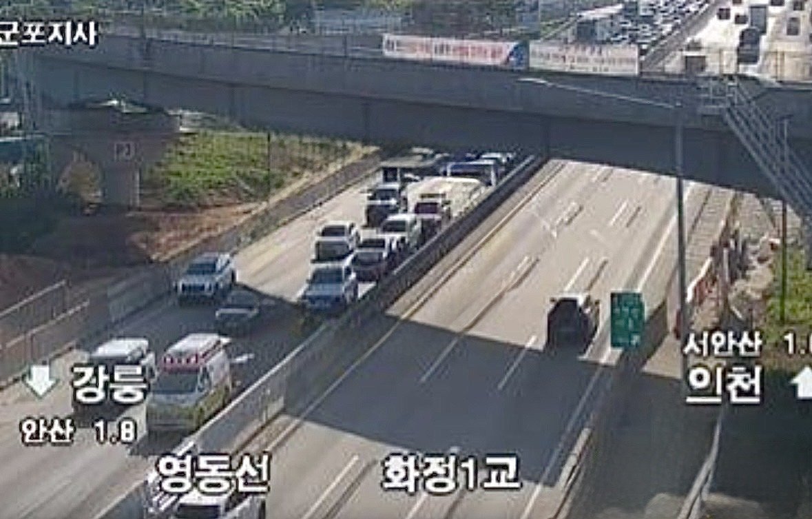 영동고속도로 안산IC 부근서 차량 14대 추돌…5명 부상