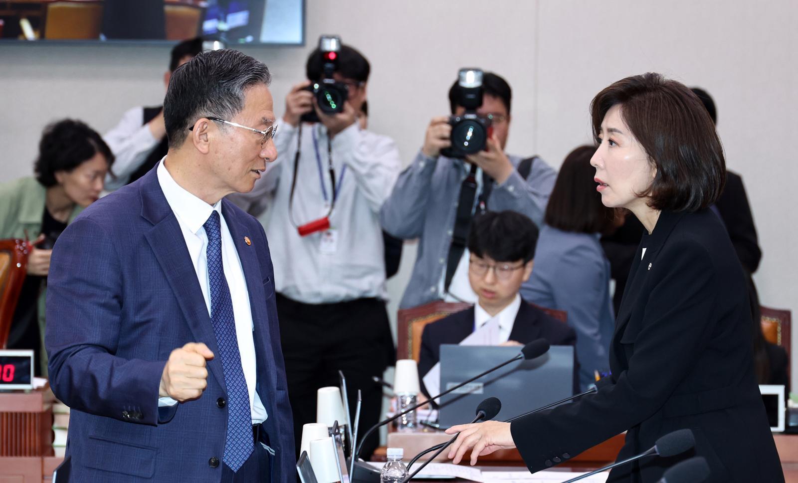 정성호 법무부 장관과 나경원 국민의힘 의원이 6일 오전 서울 여의도 국회에서 열린 법제사법위원회 전체회의에서 개의 전 인사를 나누며 논의하고 있다. 2026.05.06. 뉴시스