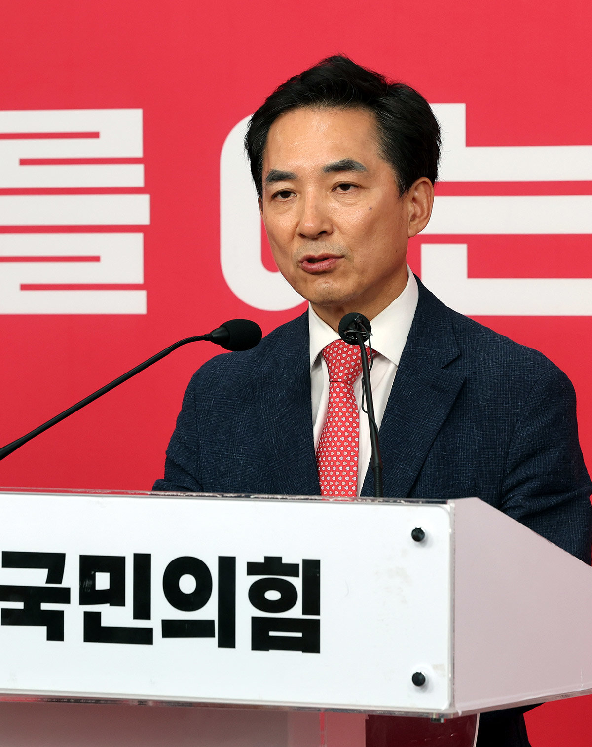 부산 북갑 국회의원 보궐선거에서 국민의힘 후보로 선출된 박민식 전 국가보훈부 장관이 5일 서울 여의도 중앙당사에서 후보 확정 직후 기자회견을 하고 있다. 뉴스1