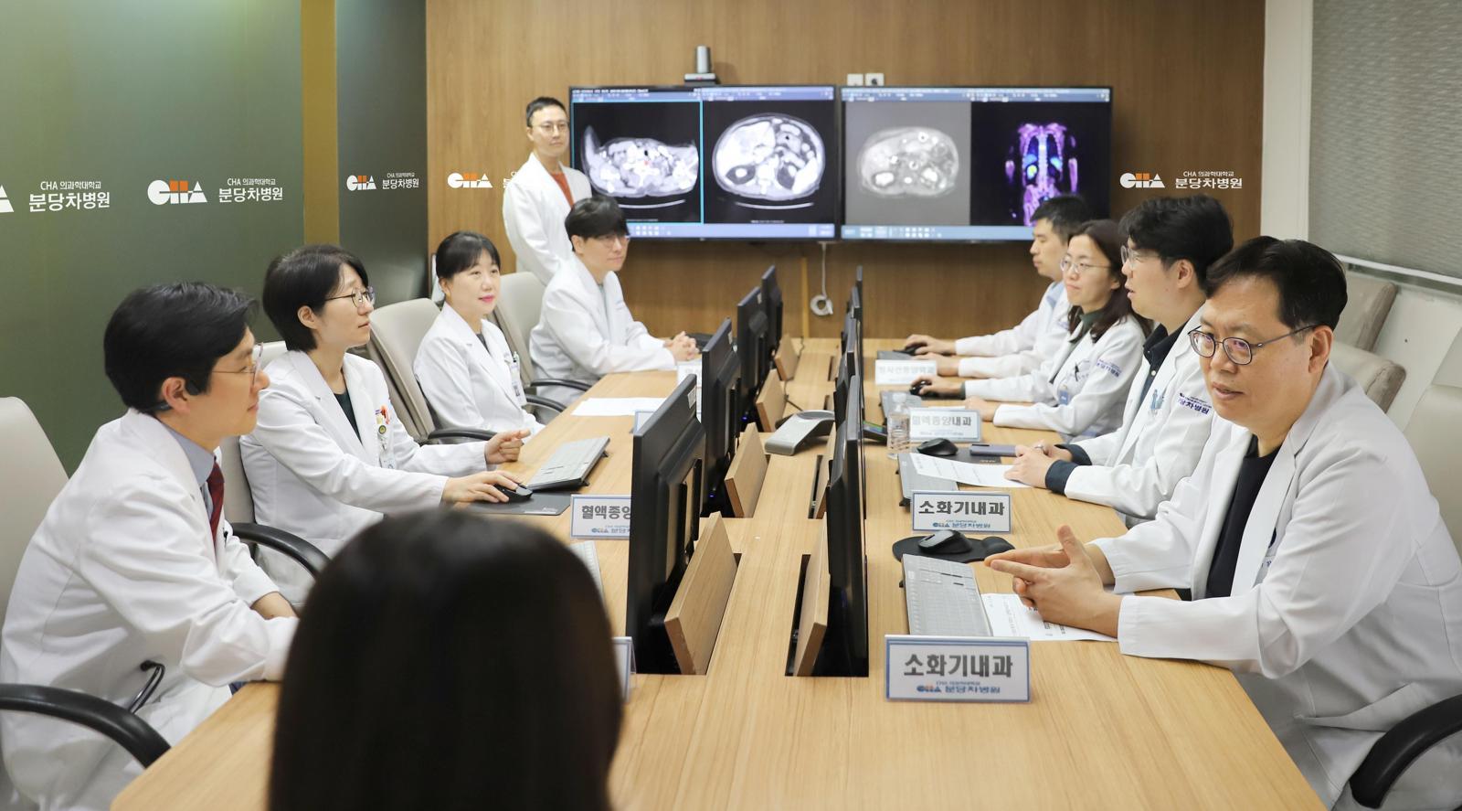 분당차병원 다학제 회의실에서 여러 진료과 의사와 환자 보호자가 함께 치료 방향을 논의하고 있다. 현재까지 6800회 이상의 다학제 진료를 통해 재발암이나 난치암 분야의 진료 저변 확대에 크게 기여하고 있다. 분당차병원 제공