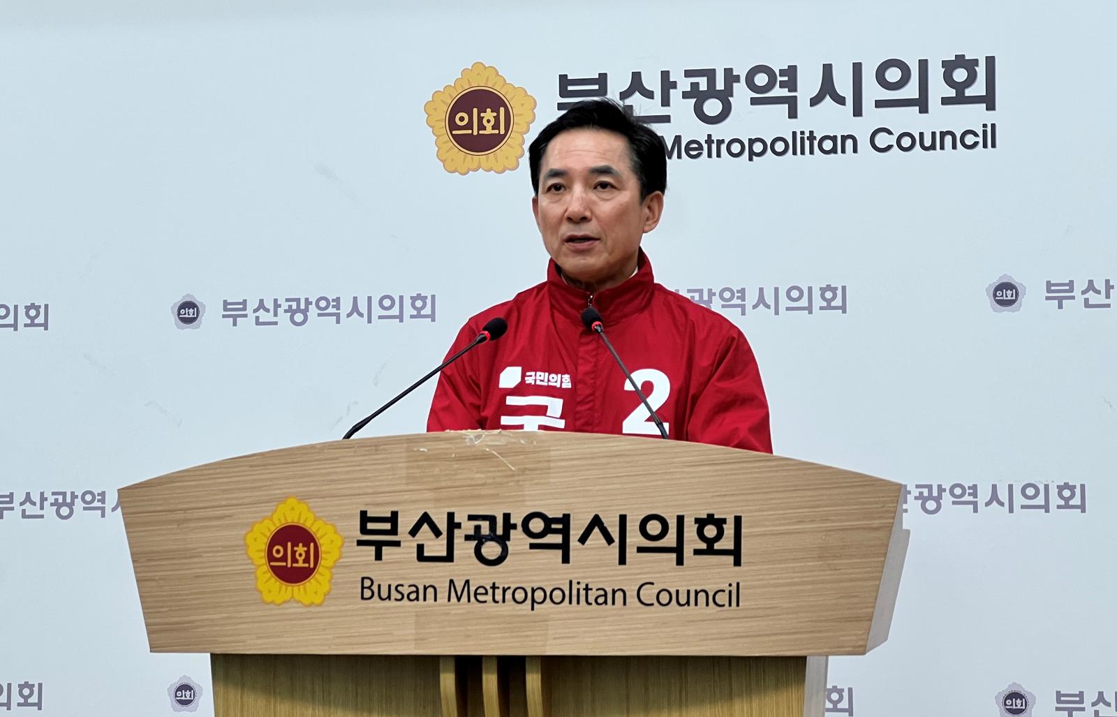 국민의힘 부산 북구갑 보궐선거 후보로 확정된 박민식 전 국가보훈부 장관이 6일 부산시의회 브리핑룸에서 기자회견을 열고 북구갑 보궐선거에 공식 출마 선언을 하고 있다. 2026.05.06 부산=뉴시스