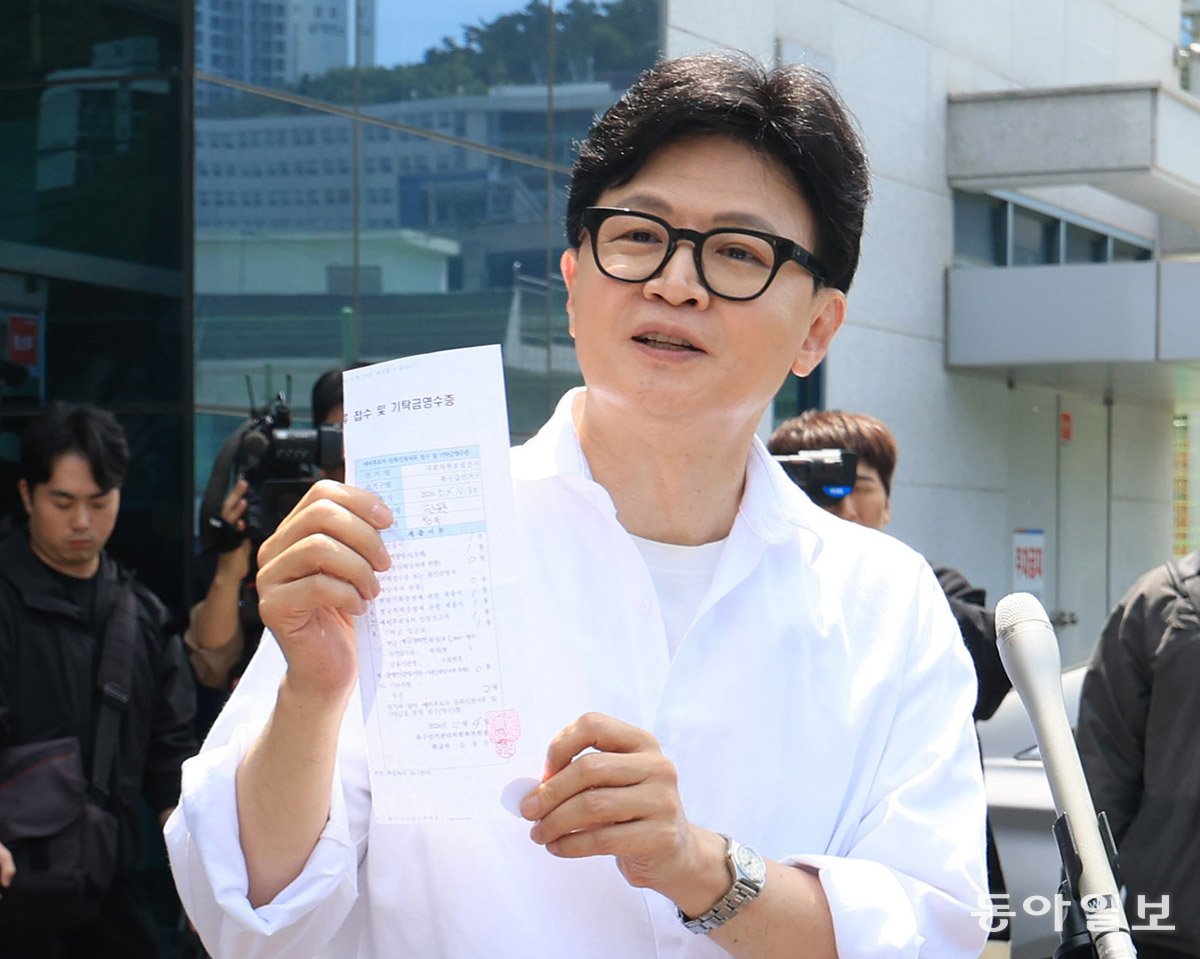 부산 북갑 재보궐선거에 출마한 한동훈 후보가 4일 오후 부산시 북구선거관리위원회 찾아 후보 등록을 마치고 기자들의 질의에 답하고 있다. 장승윤 기자 tomato99@donga.com