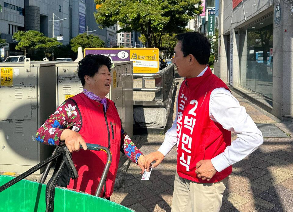 6·3 부산 북갑 국회의원 보궐선거 국민의힘 후보인 박민식 전 국가보훈부 장관(오른쪽)이 6일 지역 주민과 인사를 나누고 있다. 박민식 캠프 제공