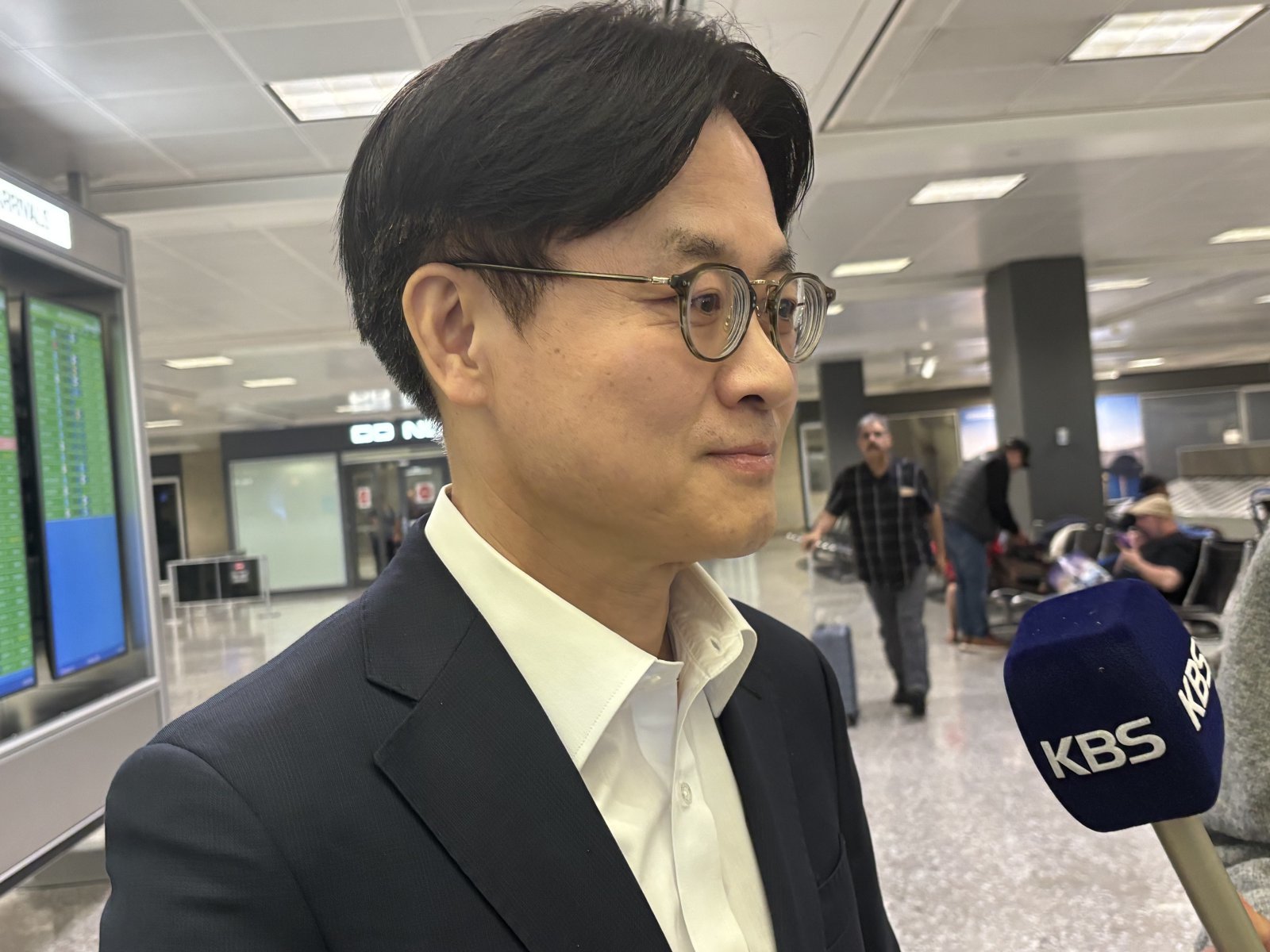 김정관 산업통상부 장관이 6일(현지시간) 미국 워싱턴DC 덜레스 국제공항을 통해 입국하며 한국 특파원들의 질문에 답하고 있다. 2026.05.06 뉴스1
