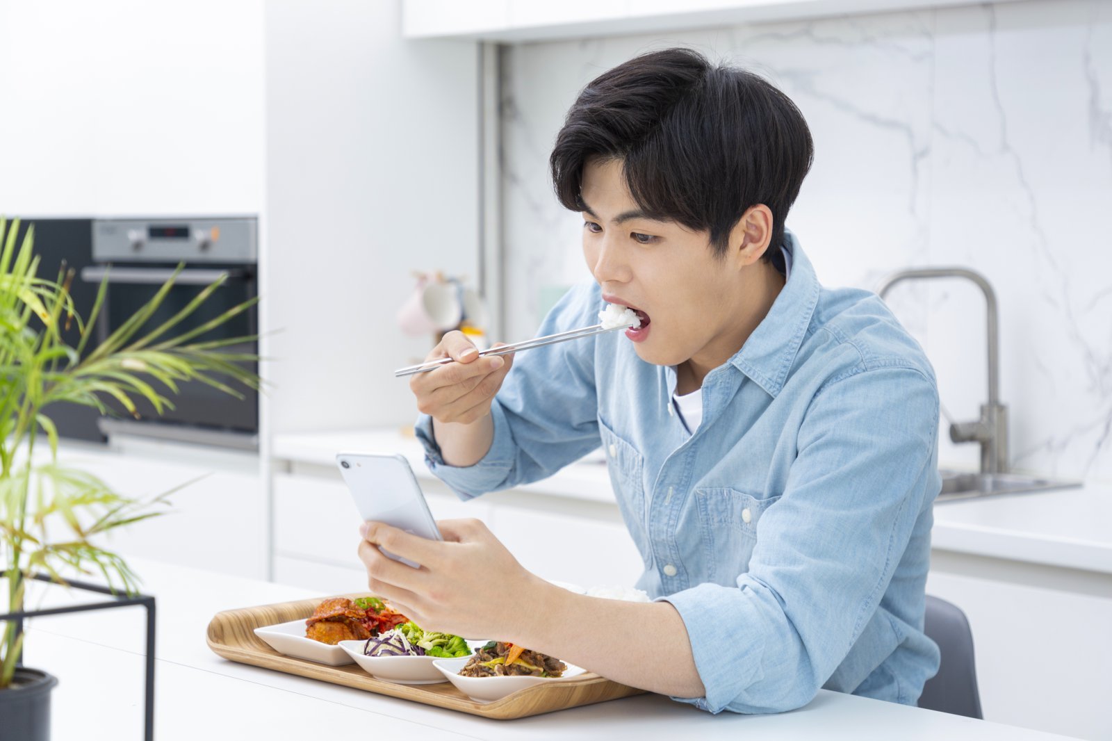 “한국서 혼밥하려다 두 번 퇴짜”…CNN이 본 ‘1인 식사 트렌드’