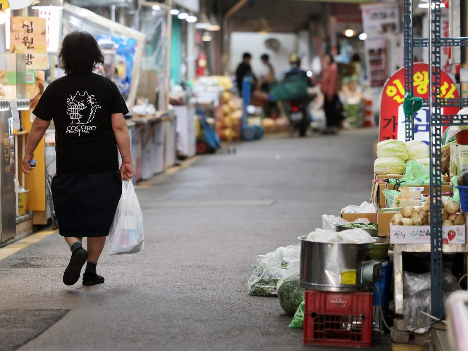 4월 23일 서울 시내 한 전통시장에서 시민들이 장을 보고 있다. 한국은행이 이날 발표한 ‘2026년 4월 소비자동향조사 결과’에 따르면 이달 소비자심리지수(CCSI)는 99.2로 전월(107.0)보다 7.8p 하락했다.  2026.4.23 ⓒ 뉴스1