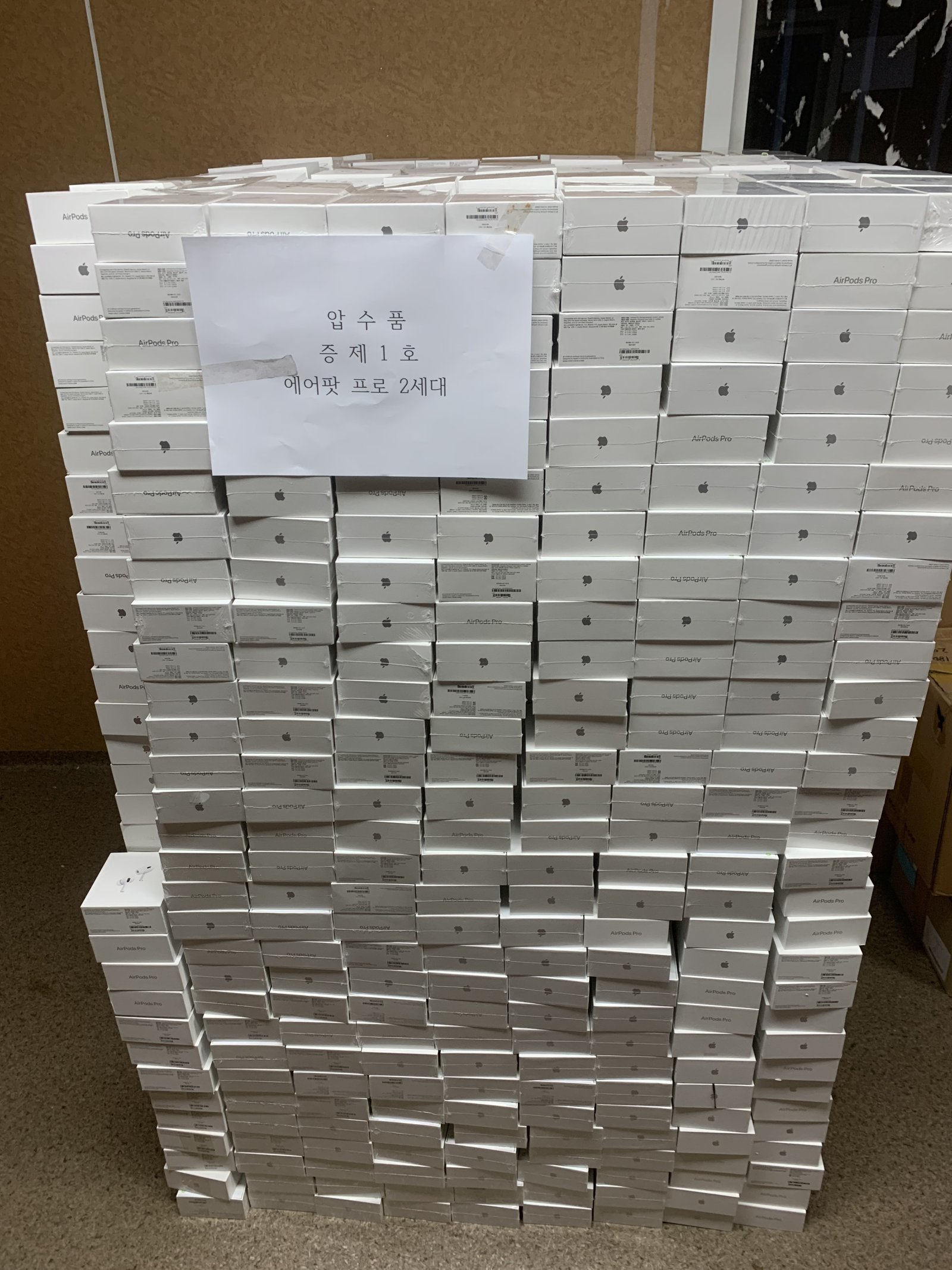 중국산 ‘짝퉁 에어팟’ 2만7000개 유통 일당 검거…122억원 규모