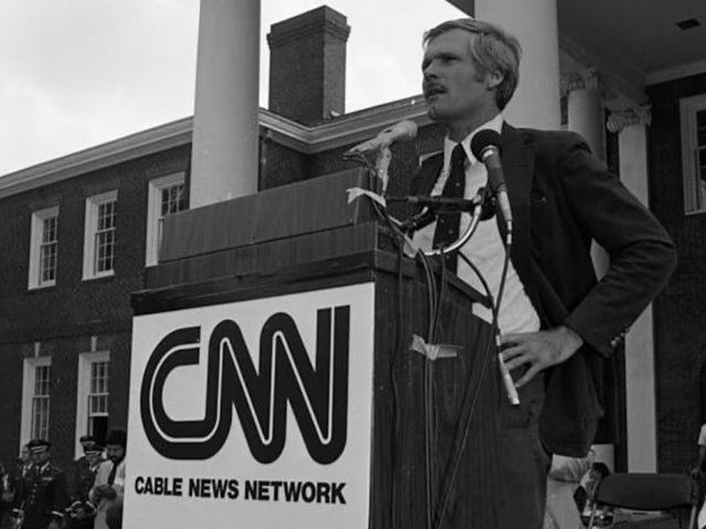 CNN 창립식에서 연설 중인 테드 터너 회장. 사진 출처 CNN 홈페이지