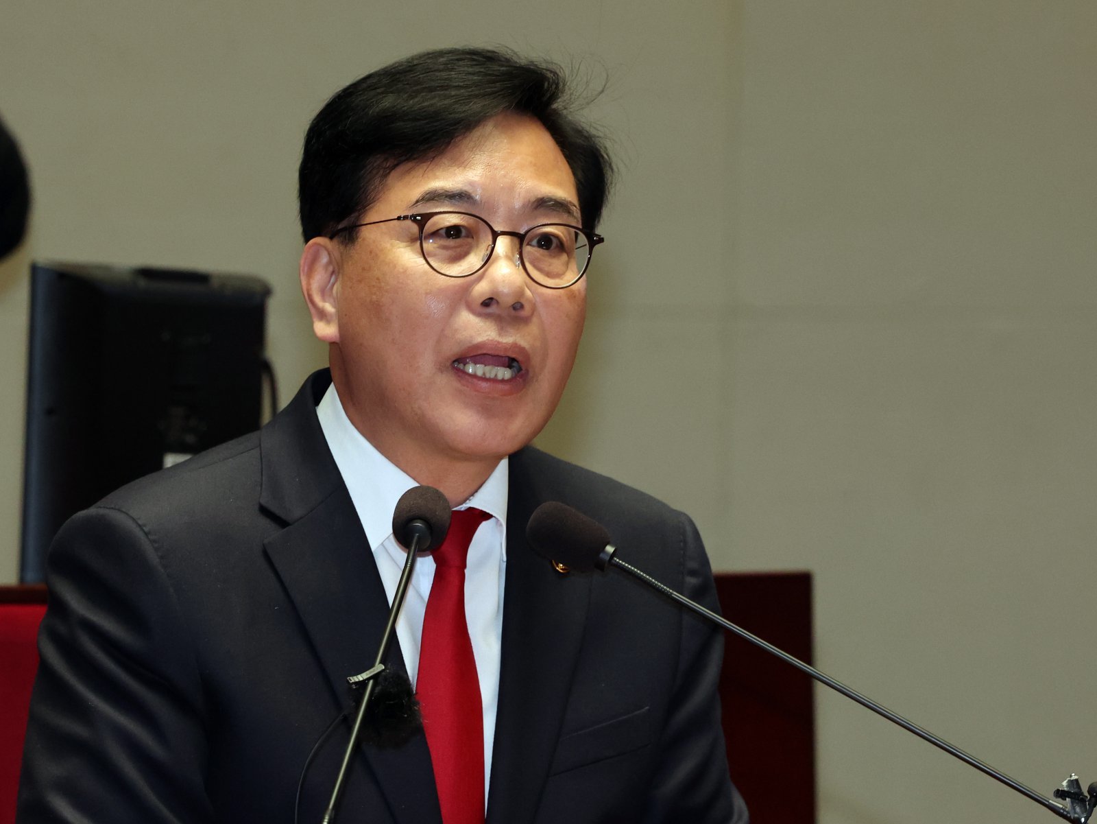 송언석 국민의힘 원내대표가 6일 오후 서울 여의도 국회에서 열린 의원총회에서 모두발언을 하고 있다. 2026.5.6 뉴스1