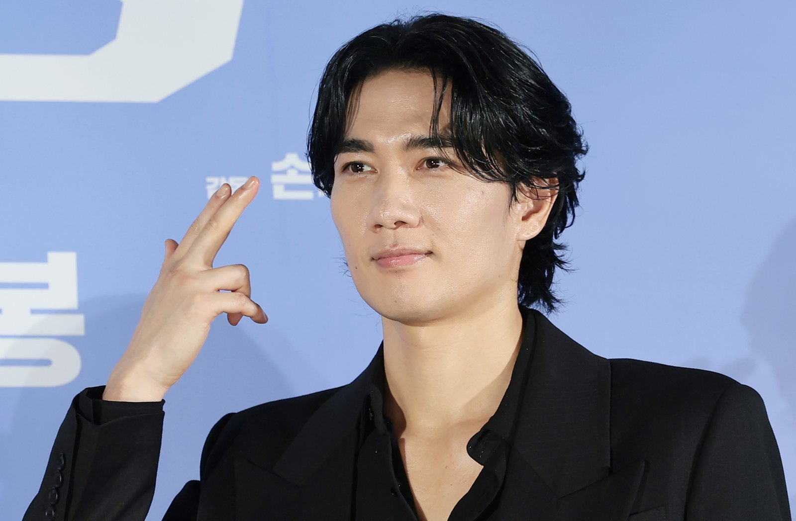 배우 엄태구가 7일 서울 광진구 롯데시네마 건대입구에서 열린 영화 ‘와일드 씽’(감독 손재곤) 제작보고회에서 포즈를 취하고 있다. ‘와일드 씽’은 한때 가요계를 휩쓸었지만 예기치 못한 사건에 휘말려 하루아침에 해체된 3인조 혼성 댄스 그룹 트라이앵글이 20년 만에 찾아온 재기의 기회를 잡기 위해 무모한 도전을 벌이는 이야기다. 2026.5.7 ⓒ 뉴스1
