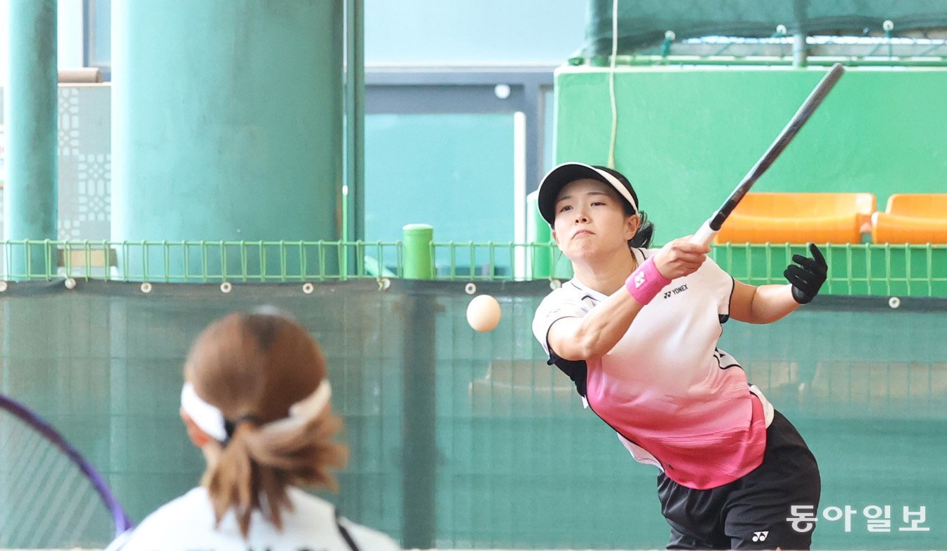 7일 경북 문경국제소프트테장에서 열린 혼합복식에서 일본 국가대표 출신 하야시다 리코(순창군청)가 수원시청의 김한솔과 한 조를 이뤄 진인대(순창군청)-김민주(대구im뱅크) 조를 꺾고 우승을 차지했다. 하야시다 리코 선수의 경기 모습. 김재명 기자 base@donga.com