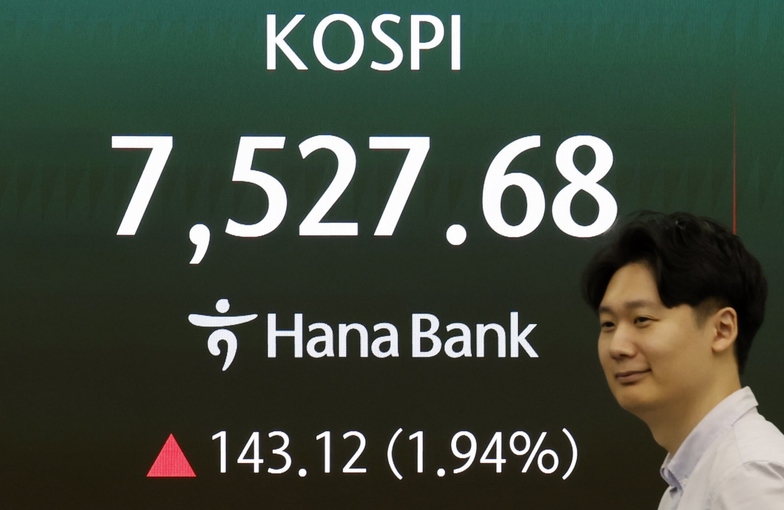 코스피가 전 거래일(7384.56)보다 114.51포인트(1.55%) 상승한 7499.07에 개장한 7일 오전 서울 중구 하나은행 딜링룸 전광판에 지수가 표시 되고 있다.   코스닥 지수는 전 거래일(1210.17)보다 0.66포인트(0.05%) 오른 1210.83에 거래를 시작했다. 원·달러 환율은 전 거래일 주간거래 종가(1455.1원)보다 6.5원 내린 1448.6원에 출발했다. 2026.05.07. 서울=뉴시스