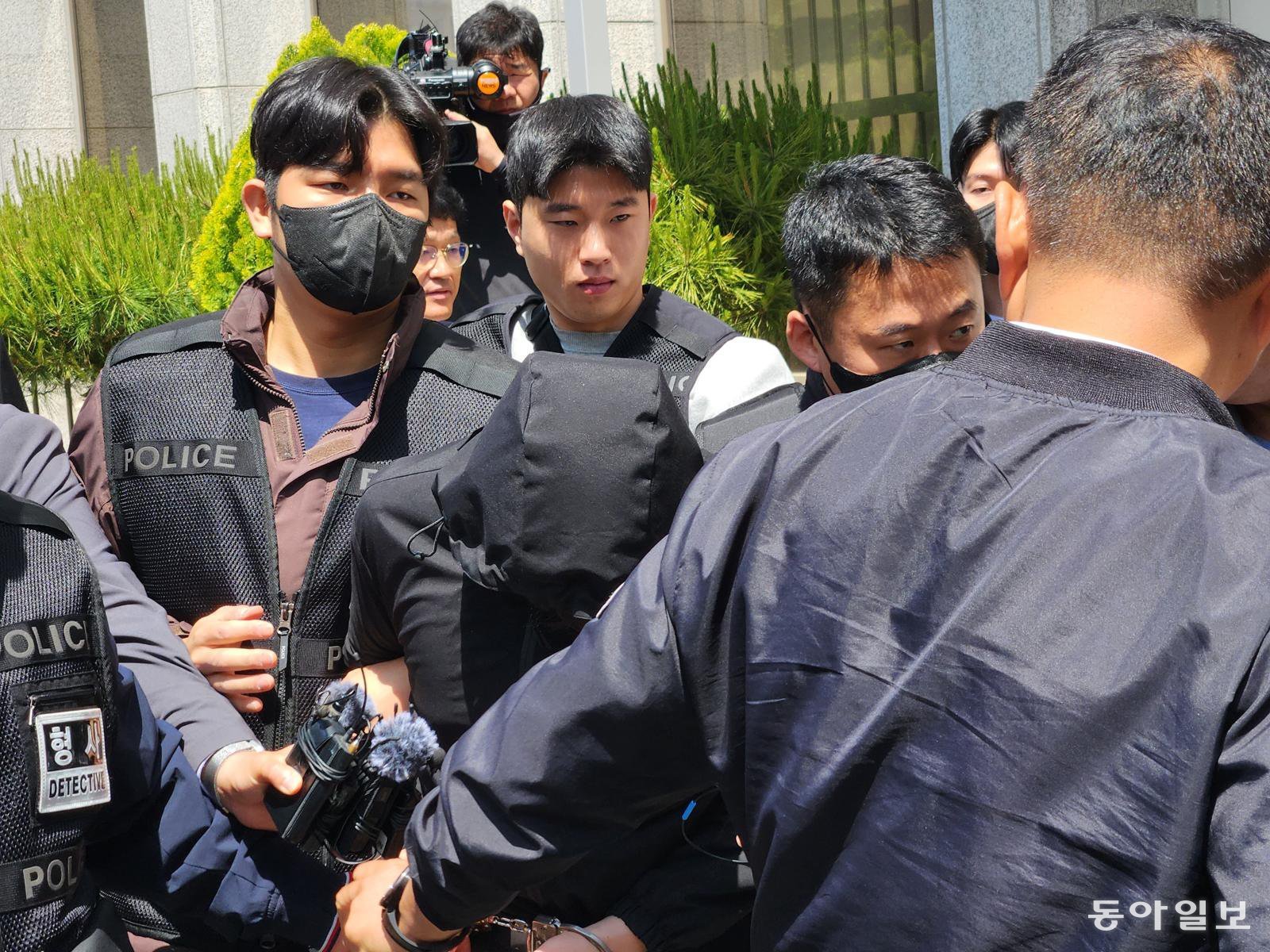 여고생 살해범 장 씨가 7일 오전 11시 20분경 광주지법에서 진행된 영장실질심사를 끝내고 경찰 호송차로 이동하고 있다. 광주=이형주 기자 peneye09@donga.com