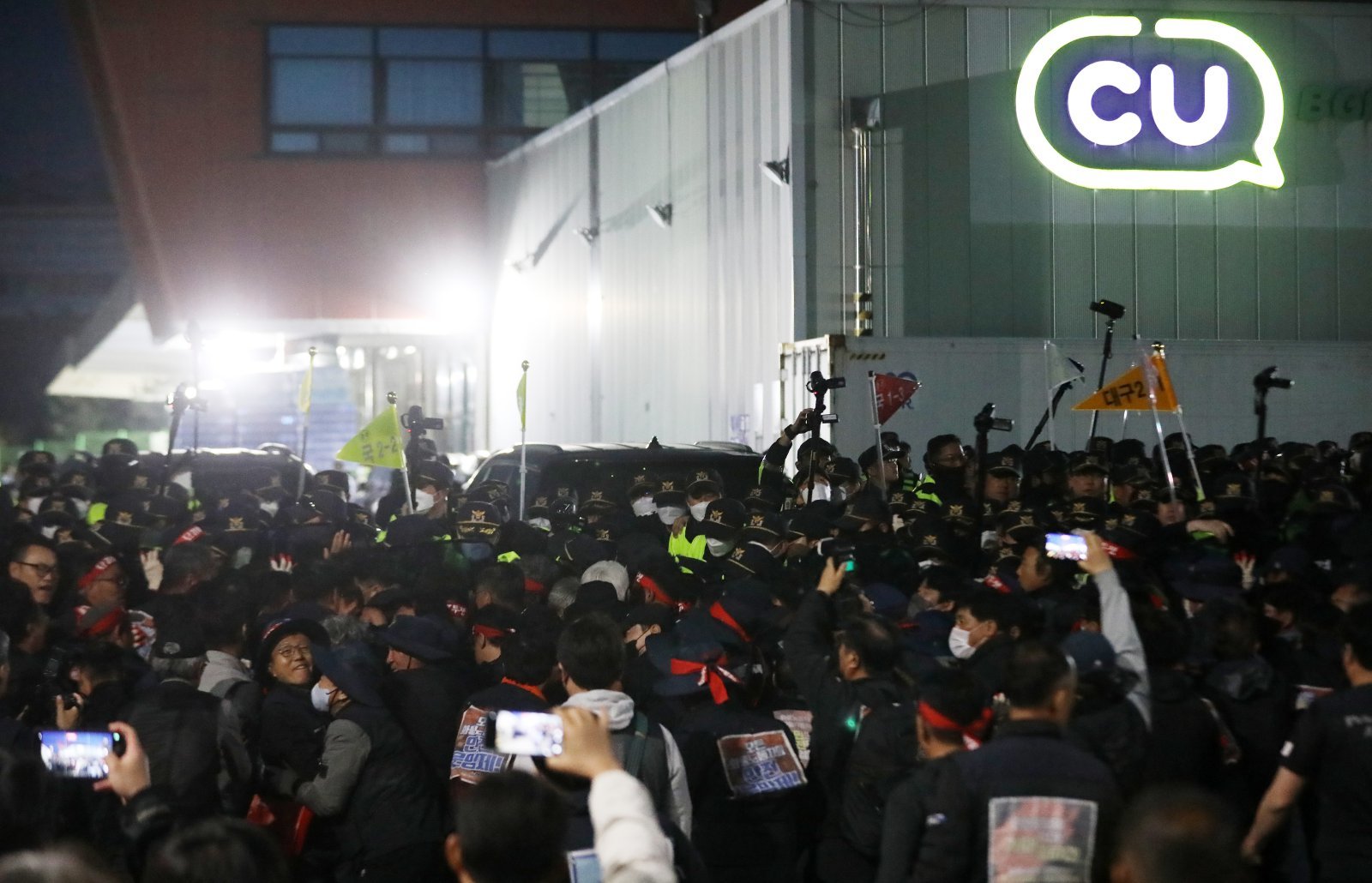 4월 20일 경남 진주시 정촌면 CU 진주물류센터 앞에서 진입을 시도하는 화물연대 노조원들을 경찰이 막아서고 있다. 이날 현장에서는 화물차와 집회 참가자 3명이 충돌해 1명이 숨지고 2명이 다치는 사고가 발생했다. 2026.4.20 ⓒ 뉴스1