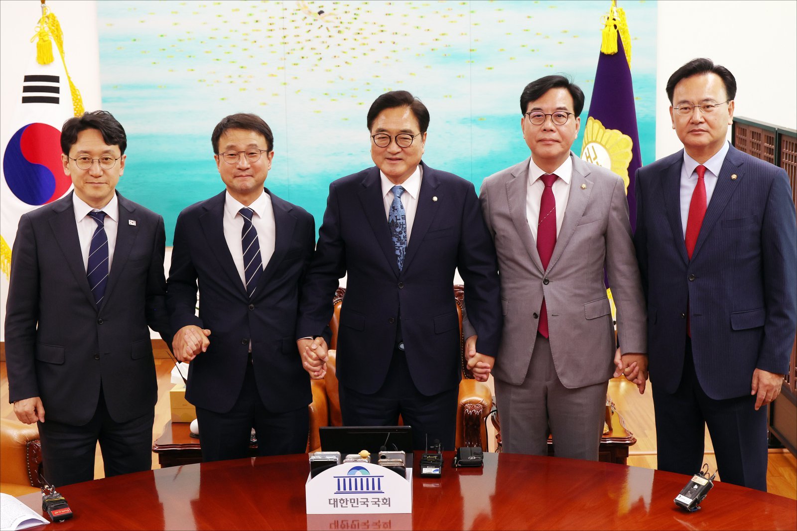 천준호 더불어민주당 원내운영수석부대표(왼쪽부터), 한병도 원내대표, 우원식 국회의장, 송언석 국민의힘 원내대표, 유상범 원내운영수석부대표가 7일 서울 여의도 국회에서 열린 여야 원내대표 회동에서 기념촬영을 하고 있다. 공동취재
