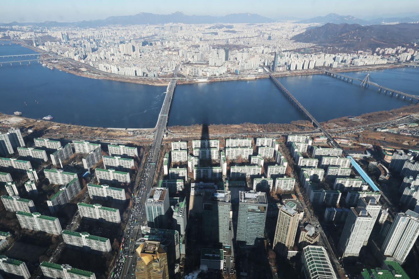 서울 송파구 롯데월드타워 서울스카이에서 아파트 단지가 보이고 있다.  뉴스1