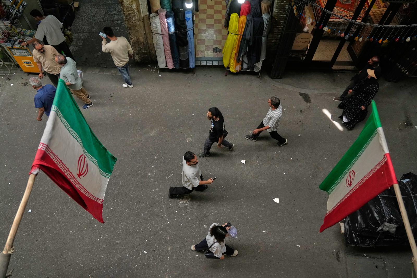 지난 3일(현지 시간) 이란 테헤란의 그랜드 바자르에서 사람들이 이란 국기가 걸린 거리를 거닐고 있다. 2026.05.03 AP/뉴시스
