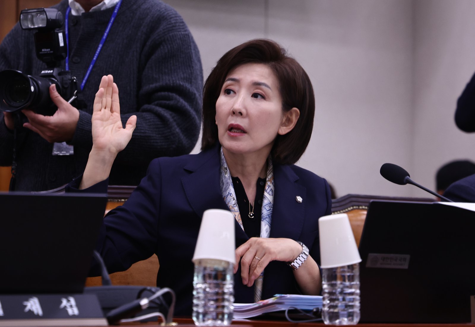 나경원 국민의힘 의원이 18일 서울 여의도 국회에서 열린 법제사법위원회 전체회의에서 추미애 위원장에게 의사진행발언 기회를 요청하고 있다. 2026.03.18. [서울=뉴시스]