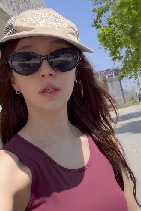 41세 윤은혜, 크롭톱·레깅스 입고 뽐낸 늘씬 몸매 …LA 에서도 운동