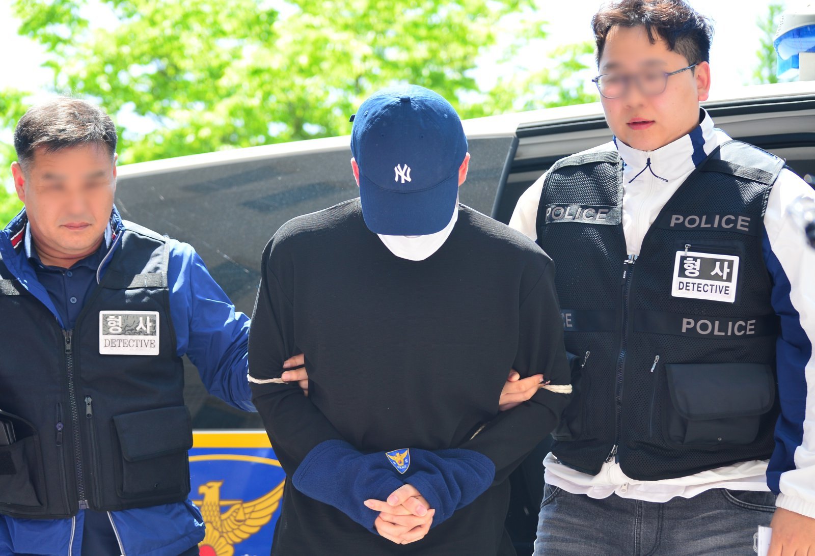 충북 청주의 한 고등학교에서 흉기 난동을 부린 10대 피의자가 30일 오후 청주지방법원으로 구속 전 피의자 심문(영장실질심사)을 받기 위해 출석하고 있다. 2025.04.30 [청주=뉴시스]