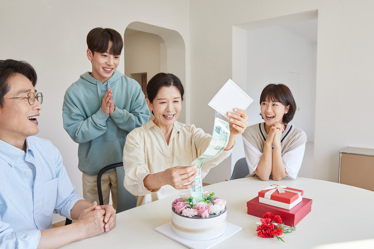 어버이날 부모가 자녀에게 가장 받고 싶은 선물로 현금이 압도적인 1위를 차지했다. 사진=게티이미지뱅크.