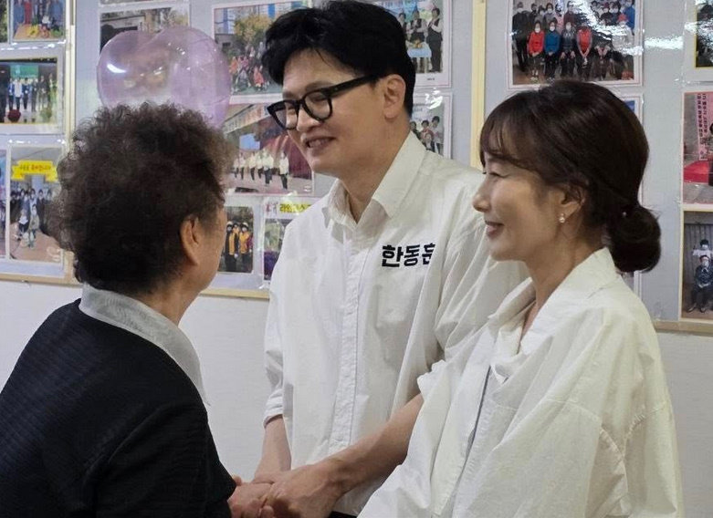 ‘큰절 올리고 셀카 찍고’ 한동훈 부부 첫 동반 행보