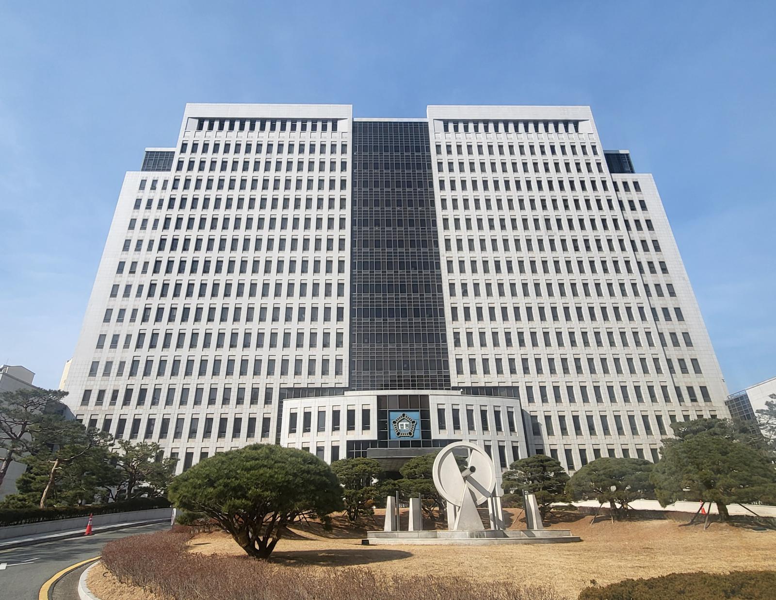 부부싸움 신고받고 출동한 경찰에 흉기 협박 50대 실형