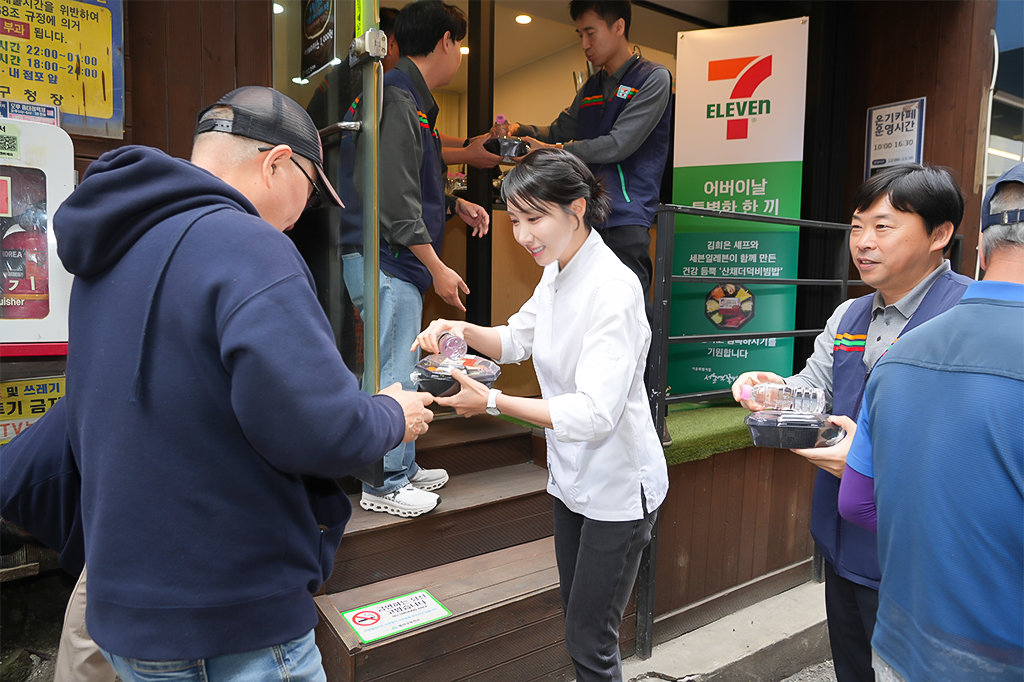 세븐일레븐은 김희은 셰프와 함께 어버이 날을 맞아 7일 오전 서울지역 쪽방촌을 찾아 건강한 한끼 나눔 행사를 진행했다. 코리아세븐 제공