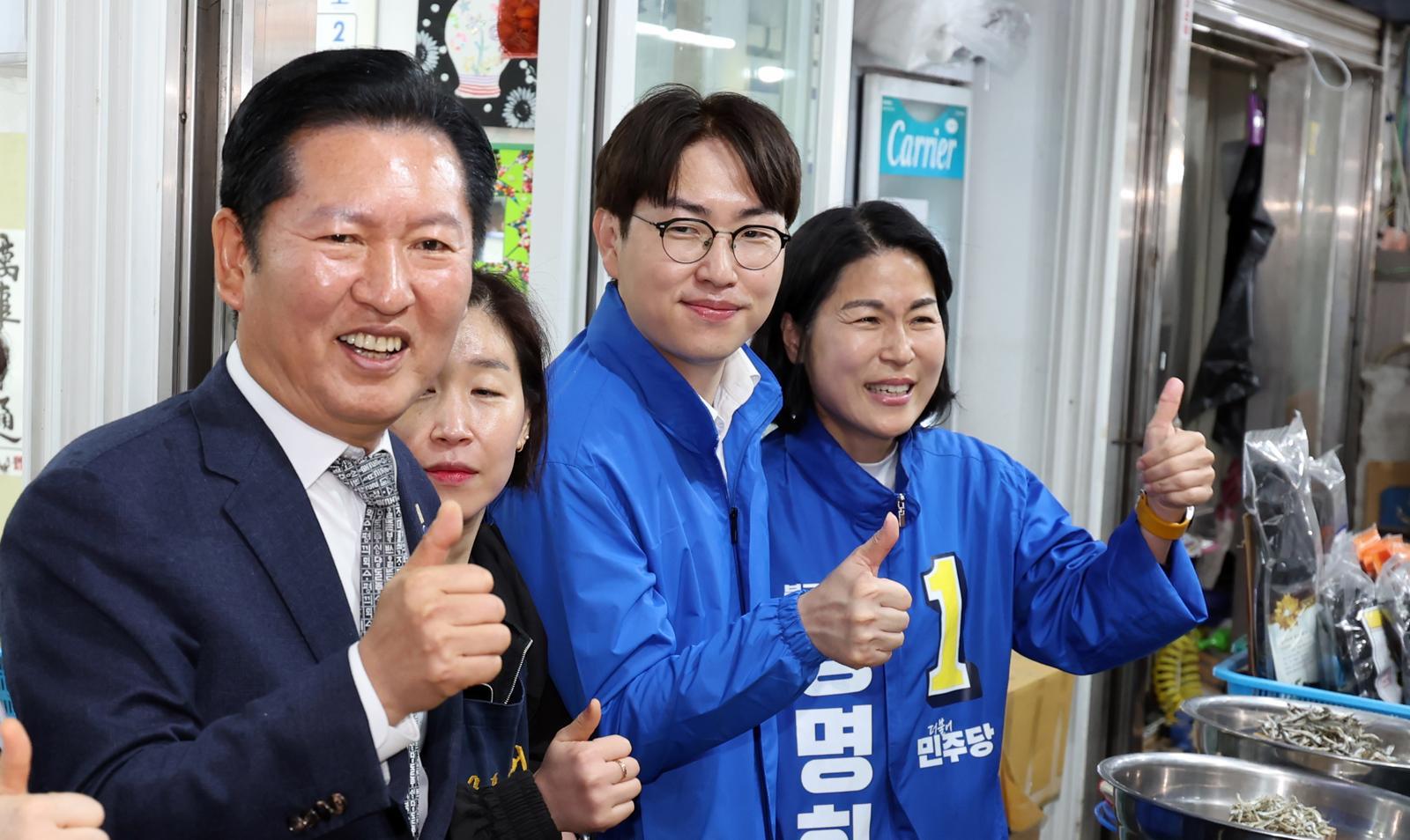 정청래 더불어민주당 대표가 3일 부산 북구 구포시장에서 하정우 전 청와대 AI미래기획수석 등과 상인들에게 인사하며 지지를 호소하고 있다. 2026.05.03. 부산=뉴시스