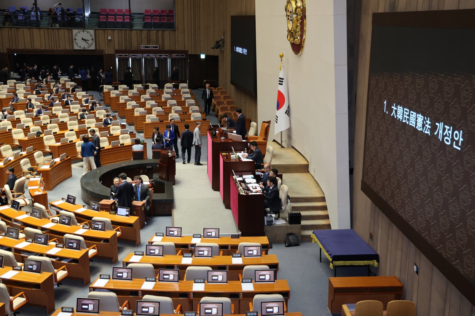 국민의힘 제외한 국회의원들이 7일 서울 여의도 국회에서 열린 제435회국회(임시회) 제1차 본회의에서 대한민국헌법 개정안에 대한 투표를 하고 있다. 2026.5.7 ⓒ 뉴스1