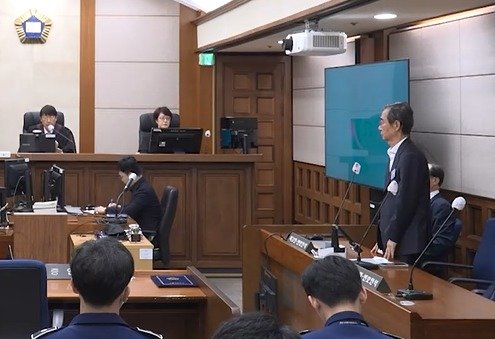 재판부 “尹 안 말렸다”에…한덕수 한숨 크게 내쉬어