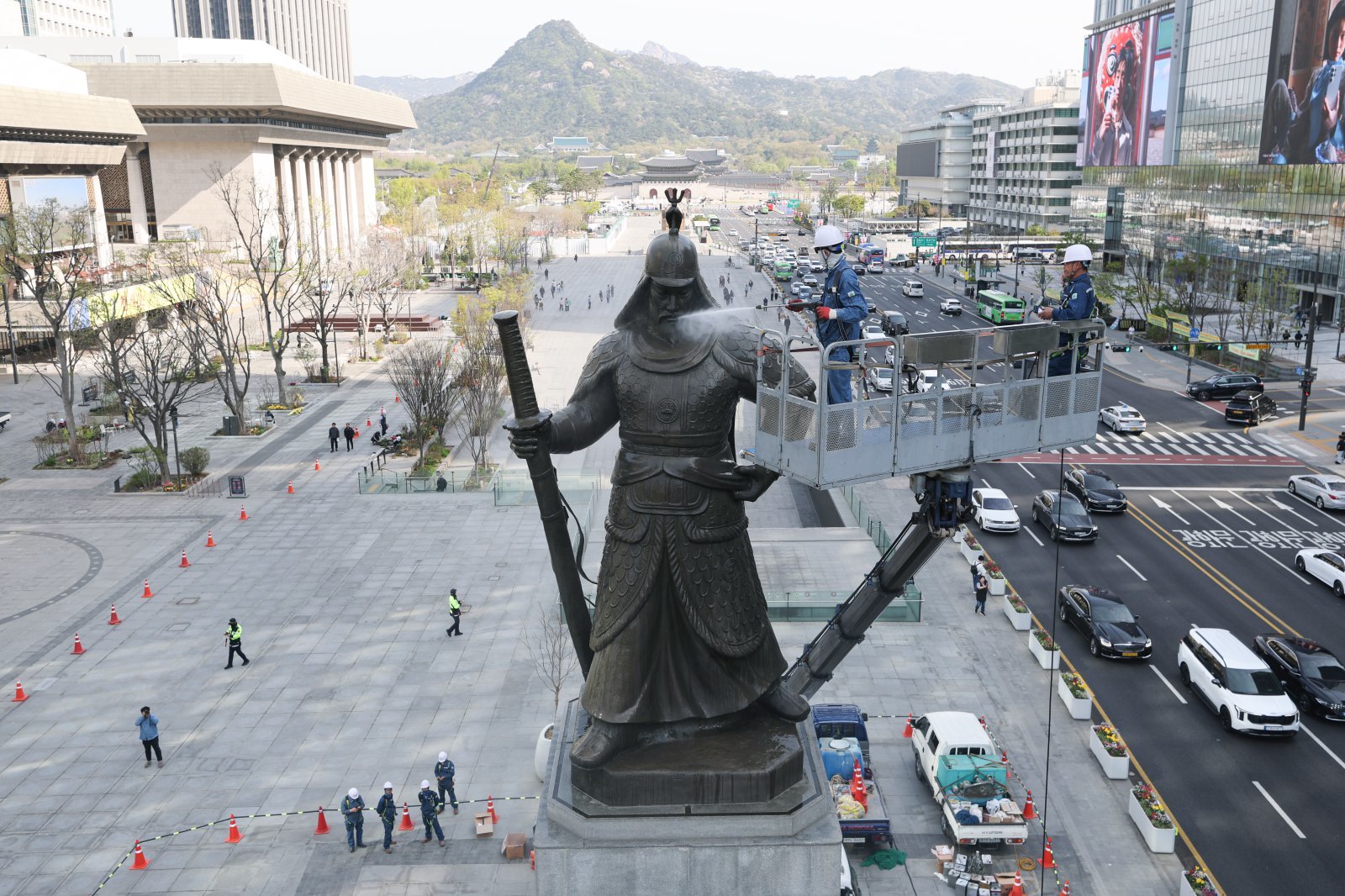 해머로 광화문 이순신 동상 파손 시도…경찰 체포