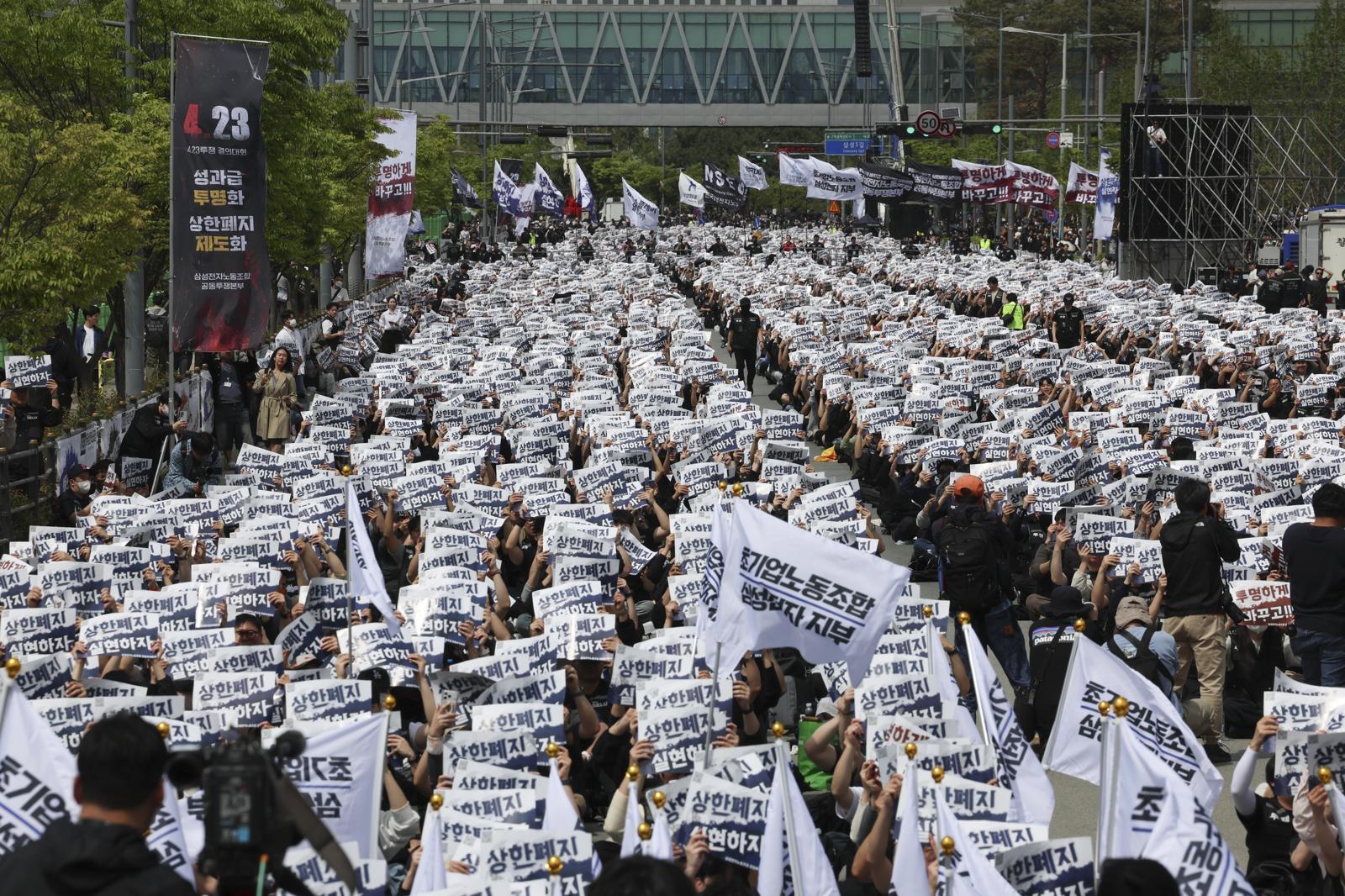 삼성전자노동조합 공동투쟁본부 조합원들이 4월 23일 오후 경기 평택시 삼성전자 평택사업장 앞에서 열린 투쟁결의대회에서 구호를 외치고 있다. 2026.04.23 [평택=뉴시스]