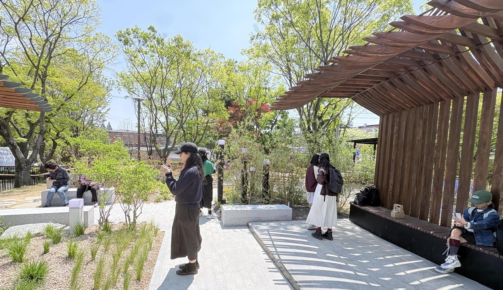 8일 개막하는 ‘2026 대한민국 전주 정원 산업박람회’를 앞두고 전북 전주시 덕진공원에 조성된 이호우 작가의 ‘804개의 희망’ 정원. 과거 선조들이 기록을 보전해 현재에 전한 것처럼 기후 위기 속에서 다음 세대에 생명과 희망을 전하려는 의도를 담았다. 전주시 제공